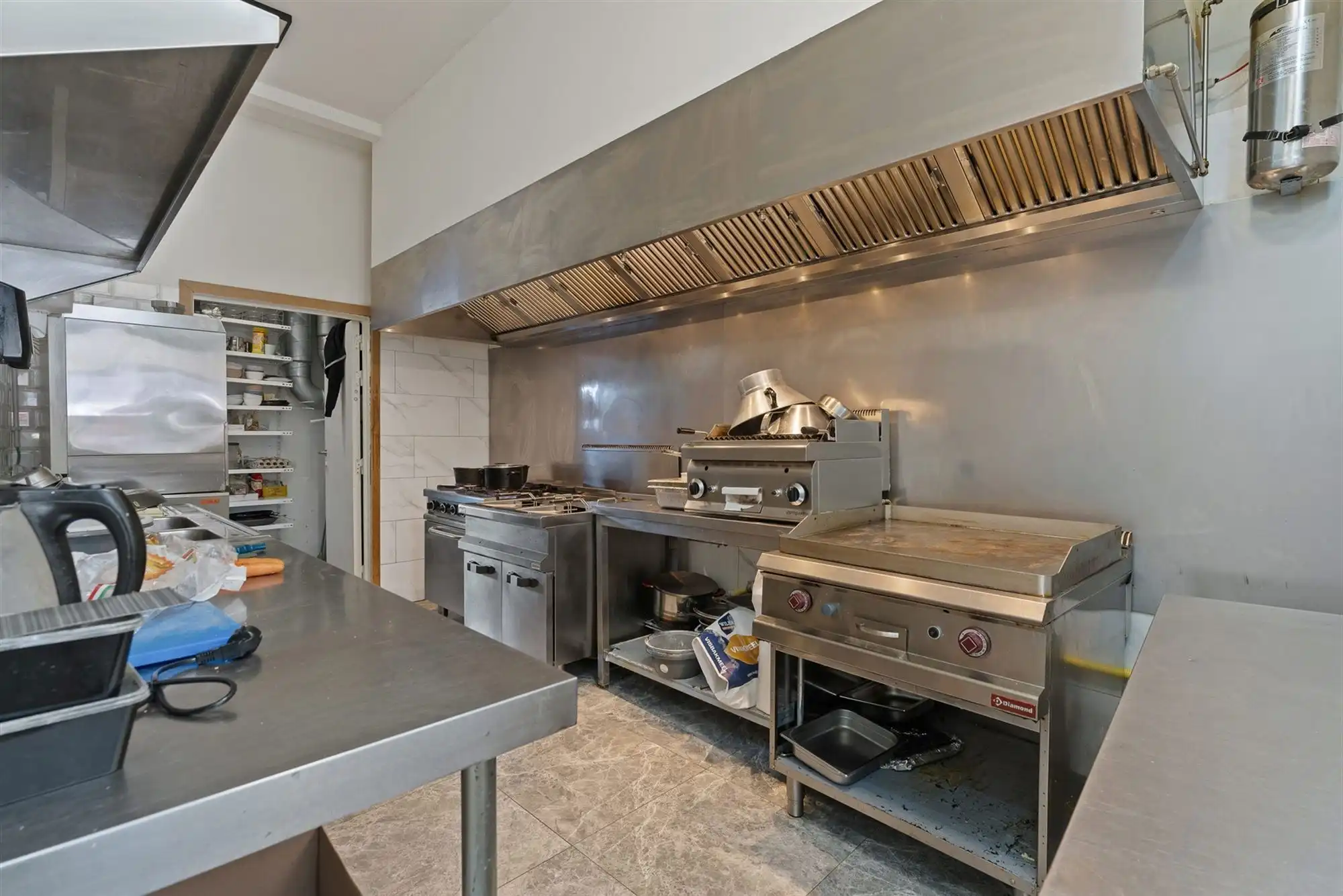 GERENOVEERD (2021) HANDELSPAND VAN 206 m2 MET EEN TE RENOVEREN BOVENLIGGEND APPARTEMENT (124 m2) MET 2 SLAAPKAMERS GELEGEN TE BERINGEN foto 8