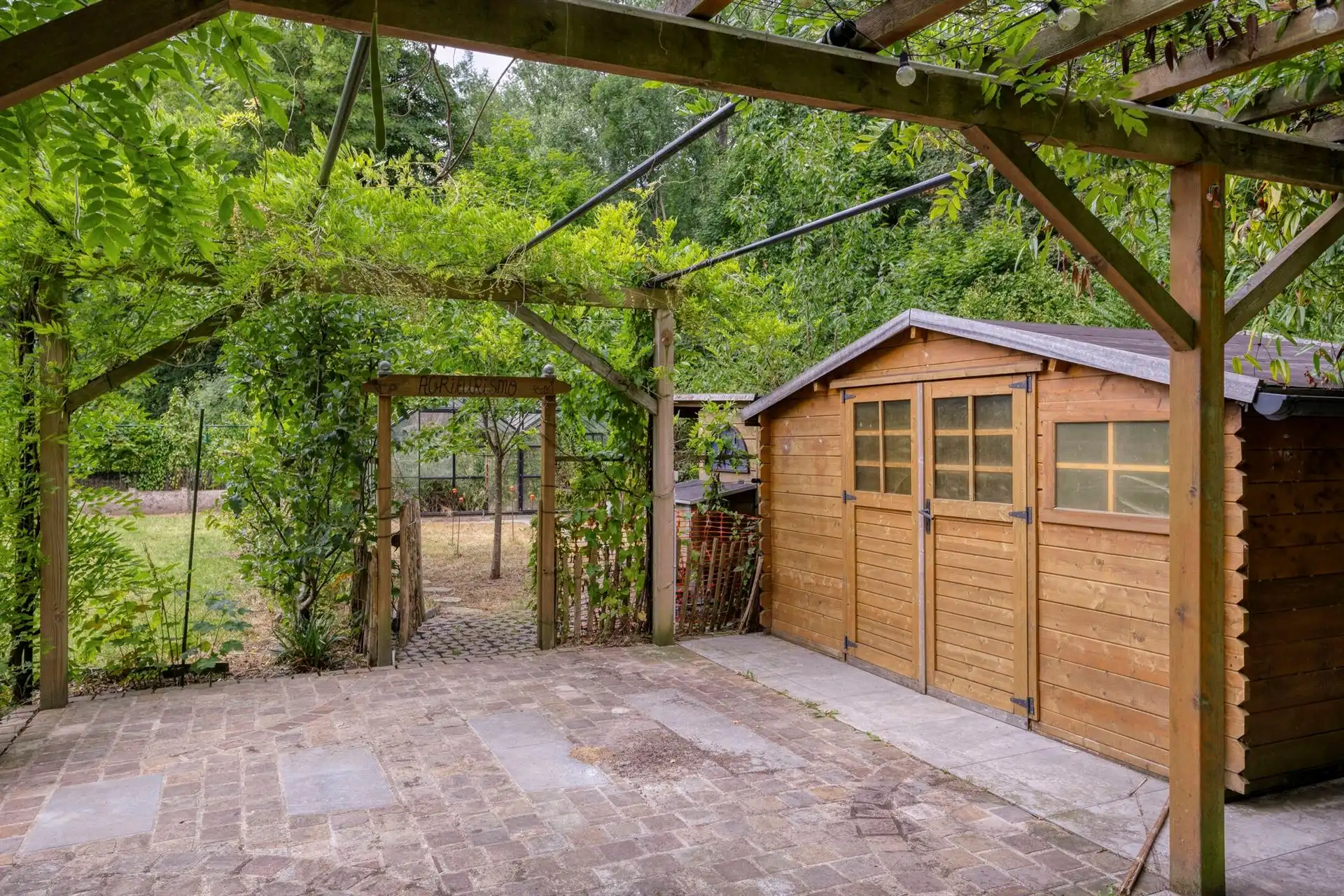 Klassieke villa met enorm potentieel in rustige wijk foto 30