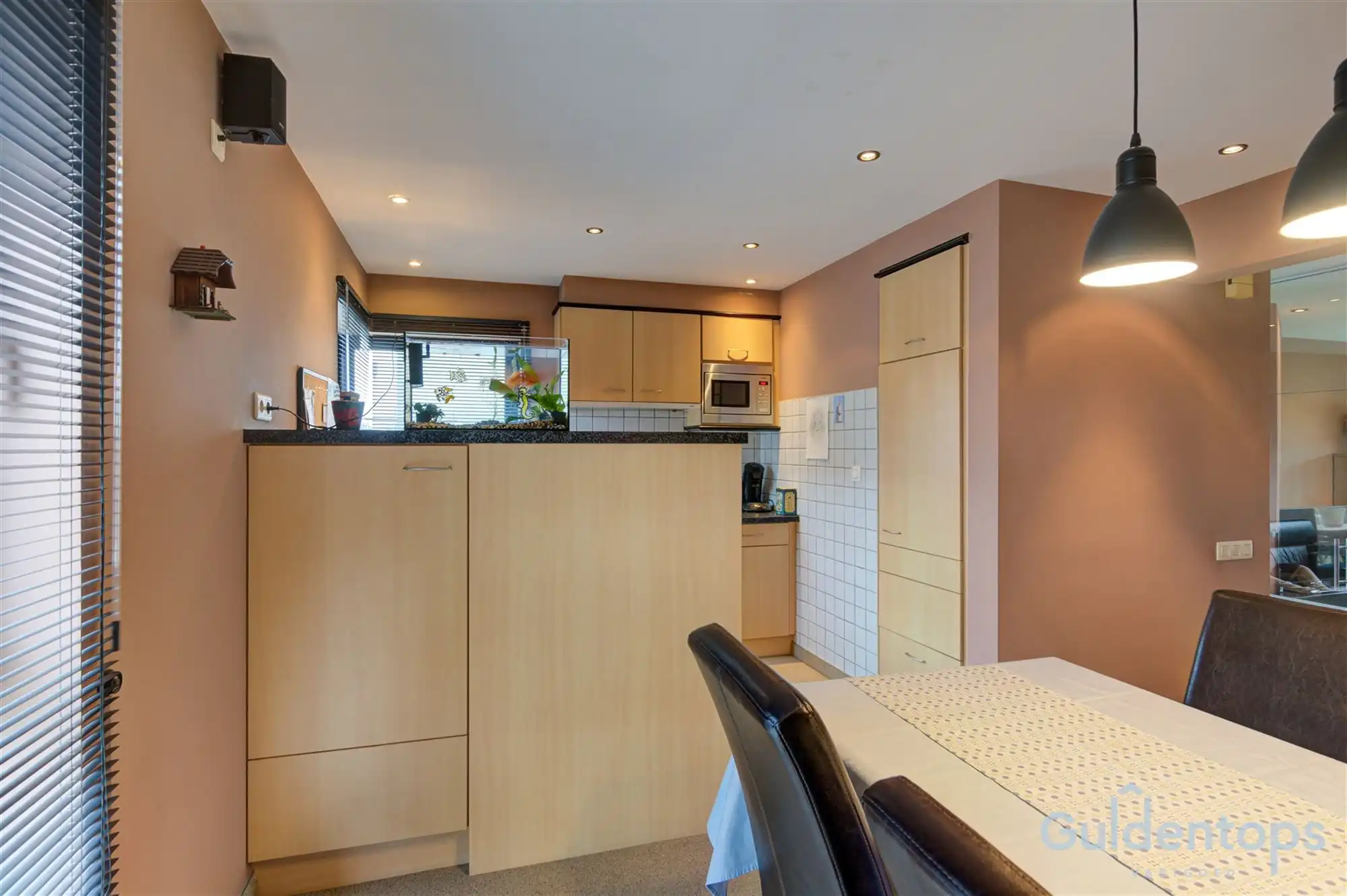 Zeer ruime instapklare half open woning met zwembad foto 8