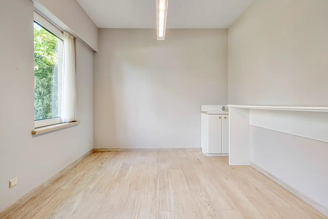 Ruime en degelijke open woning met inpandige garage en gezellige zuidwest georiënteerde tuin op een rustige locatie nabij het centrum van Lochristi! foto 13