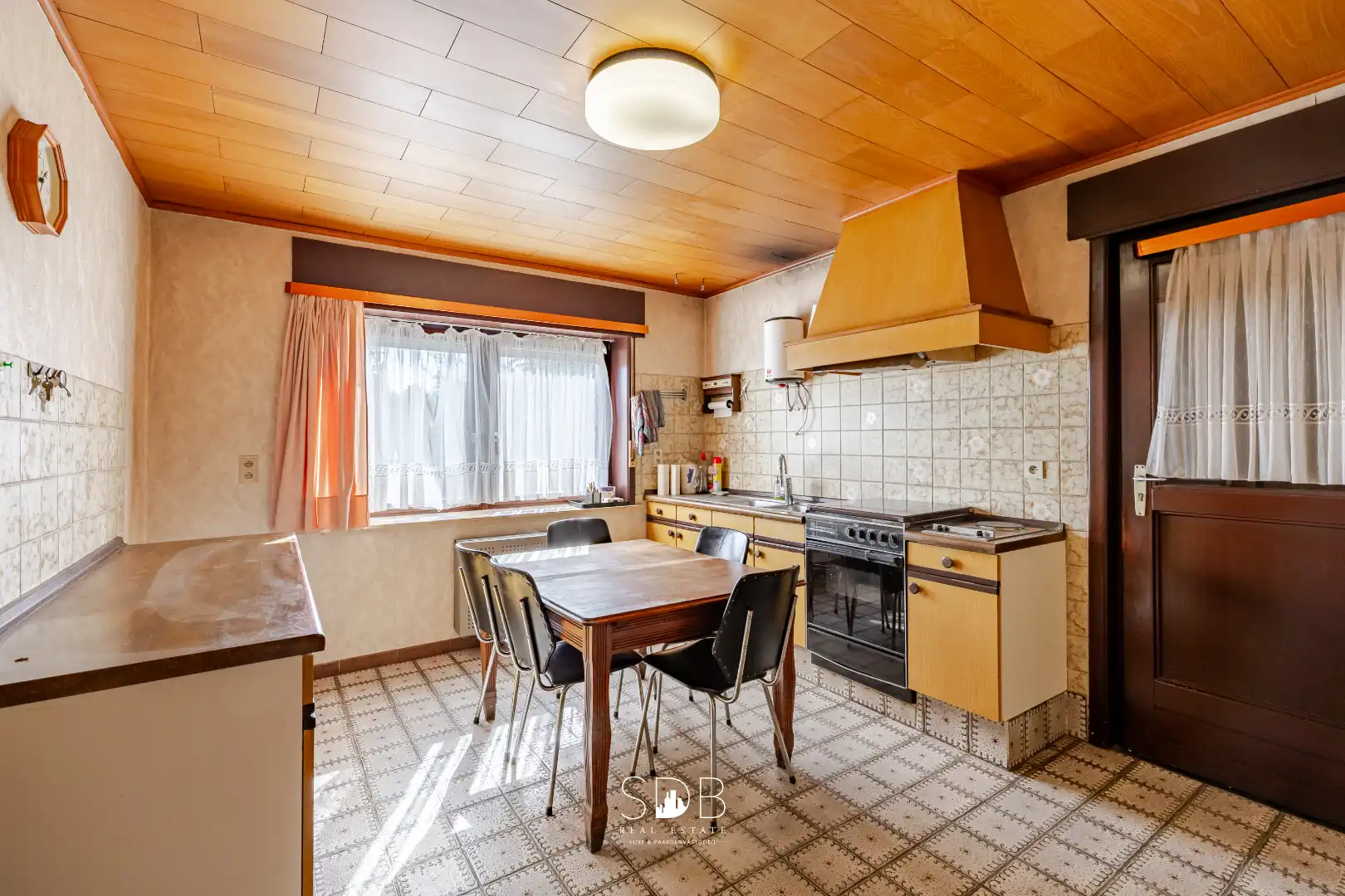Landelijke hoeve met bijgebouwen en aanpalende graslanden op 14.677m²  foto 5