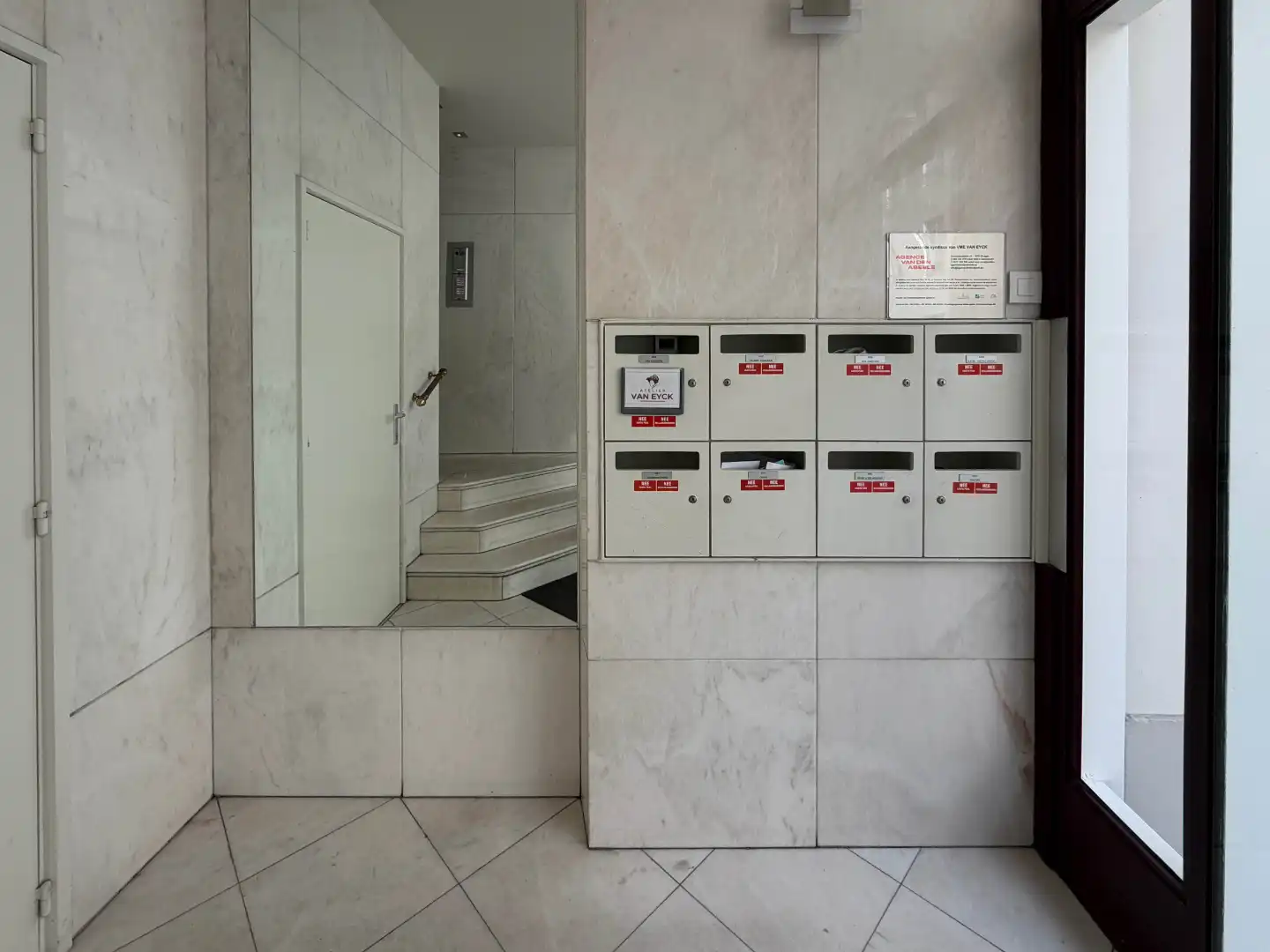 centraal gelegen appartement met prachtig zicht op de Halletoren foto 22