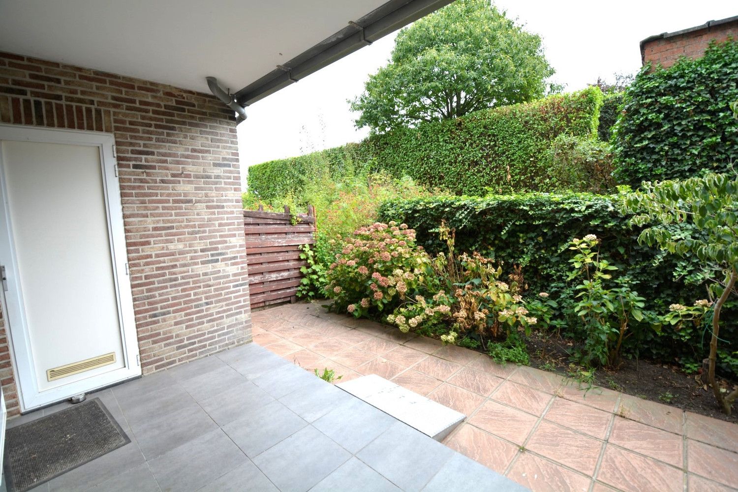 GERENOVEERD GELIJKVLOERS APP. MET 2 SLK EN TERRAS! foto 9