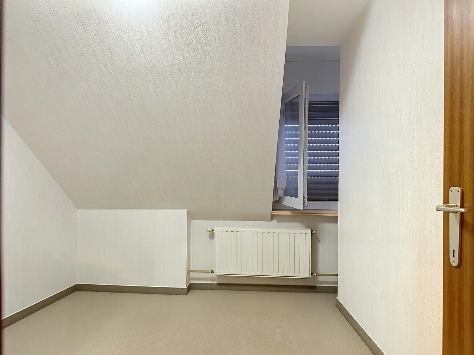 Te renoveren woning met groengebied in de achtertuin foto 12