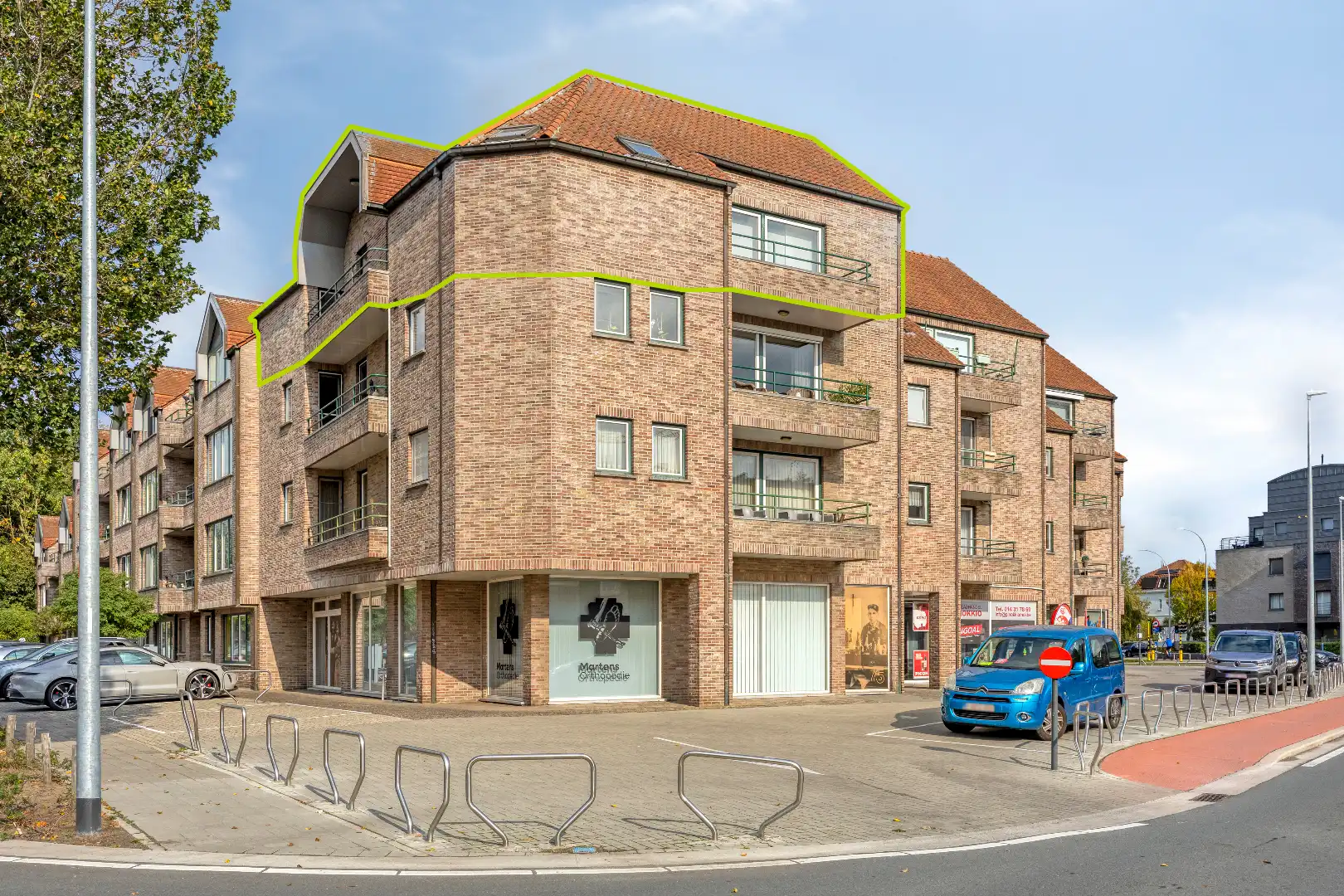  Ruim gerenoveerd appartement met 3 slpks en ruime zolderverdieping nabij het centrum foto {{pictureIndex}}