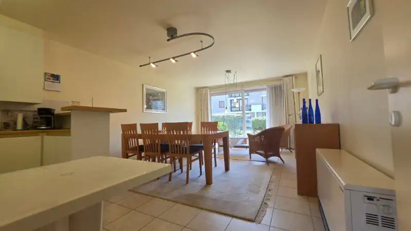 Instapklaar appartement met 2 slaapkamers en twee privé tuintjes: altijd zon en altijd een schaduwplekje! foto 2