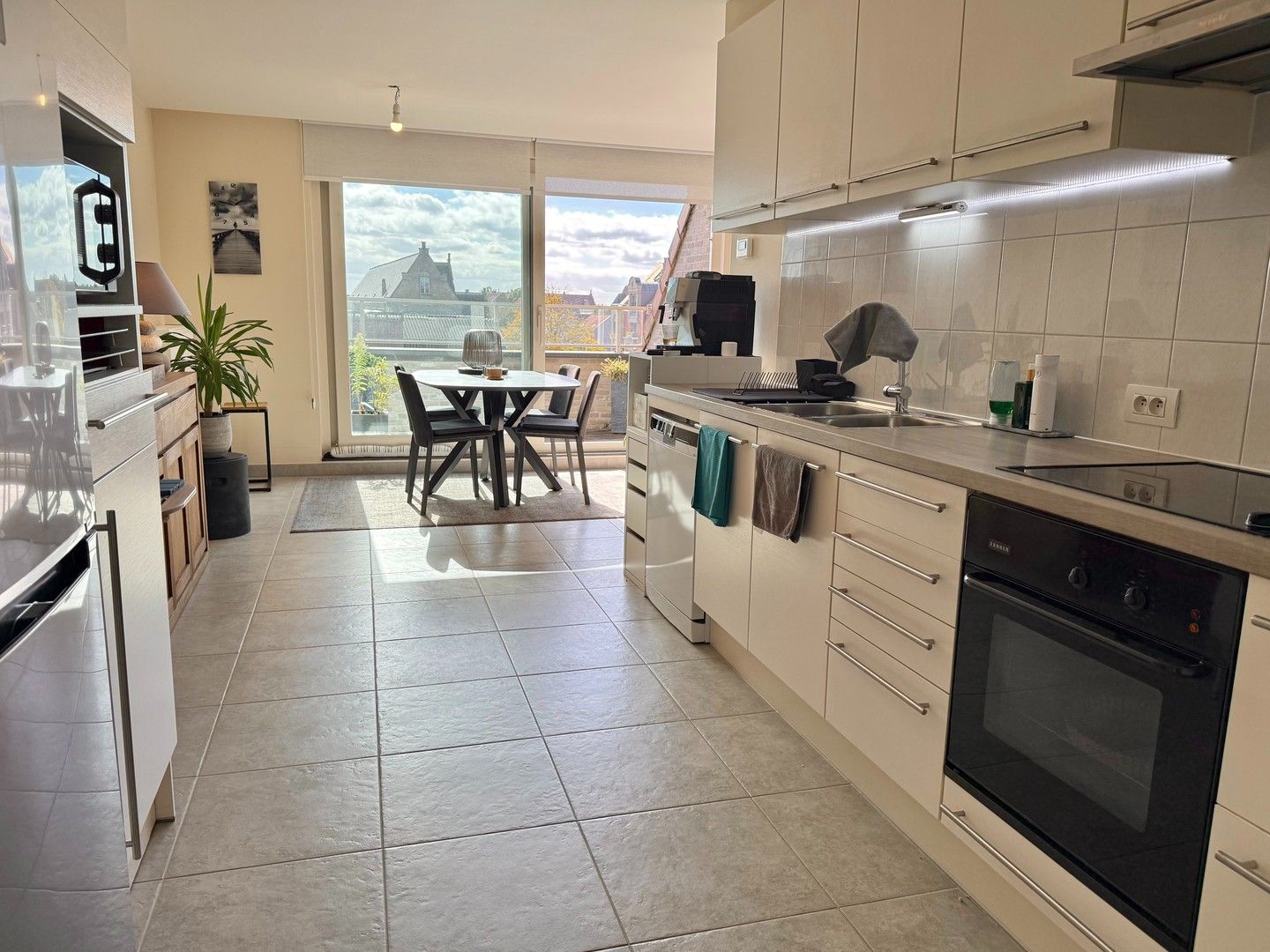 Ruim 3-slaapkamer appartement te Nieuwpoort-stad. foto 5