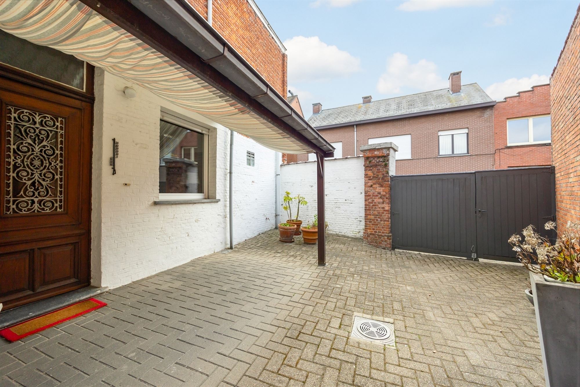 Ruime woning met 4 slpkmrs. en koer foto 3