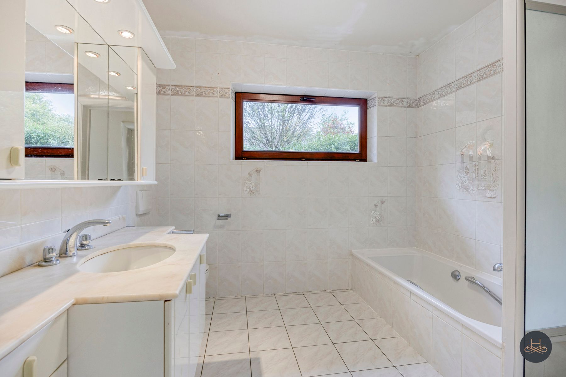 Ruime woonst met achterliggende loods - aandelenoverdracht foto 14