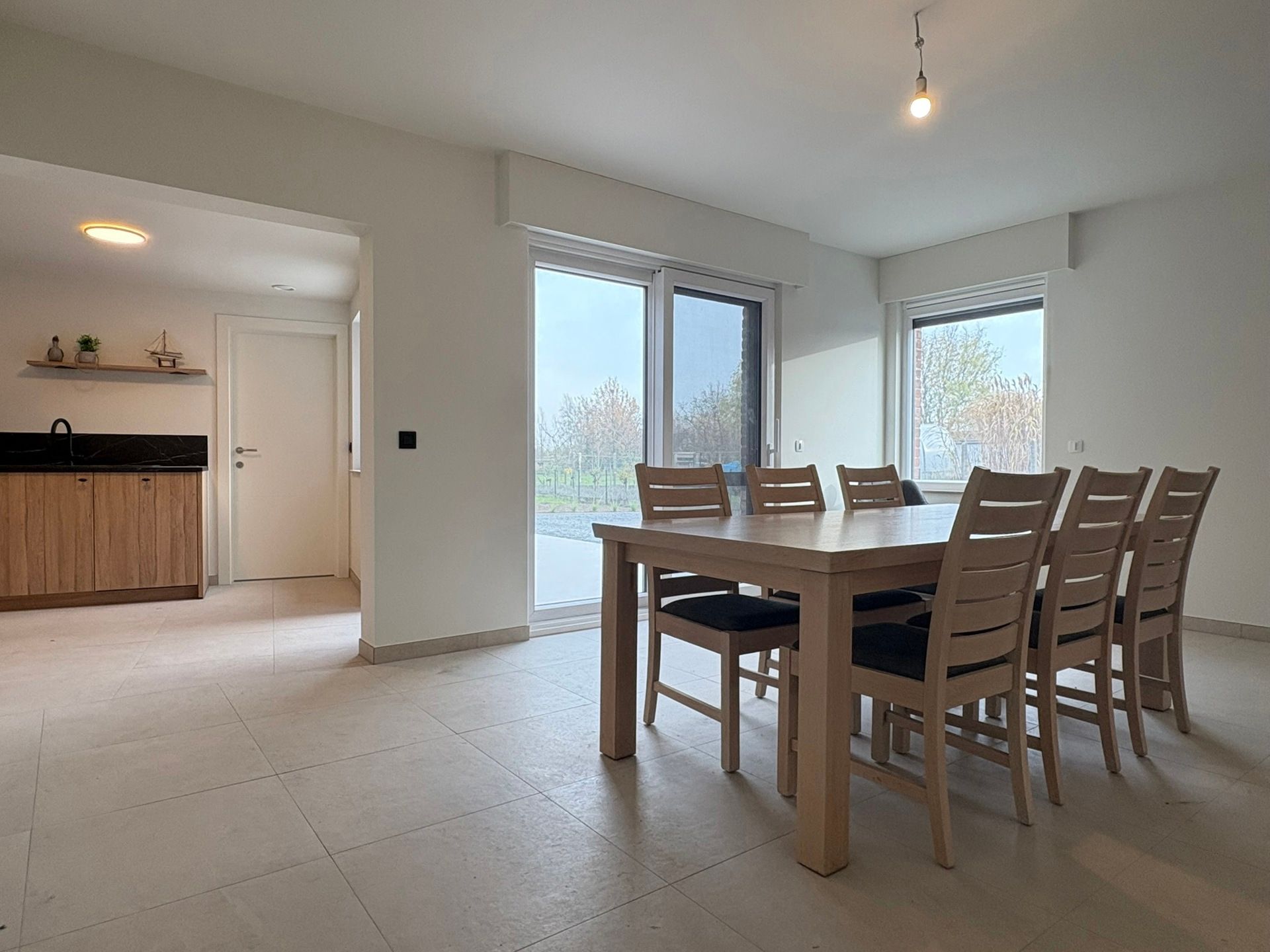 Volledig gerenoveerde gezinswoning met tuin en carport  foto 3