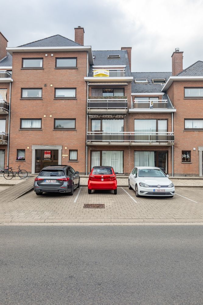 Vernieuwd 2 slaapkamer appartement met terras en garage foto 14