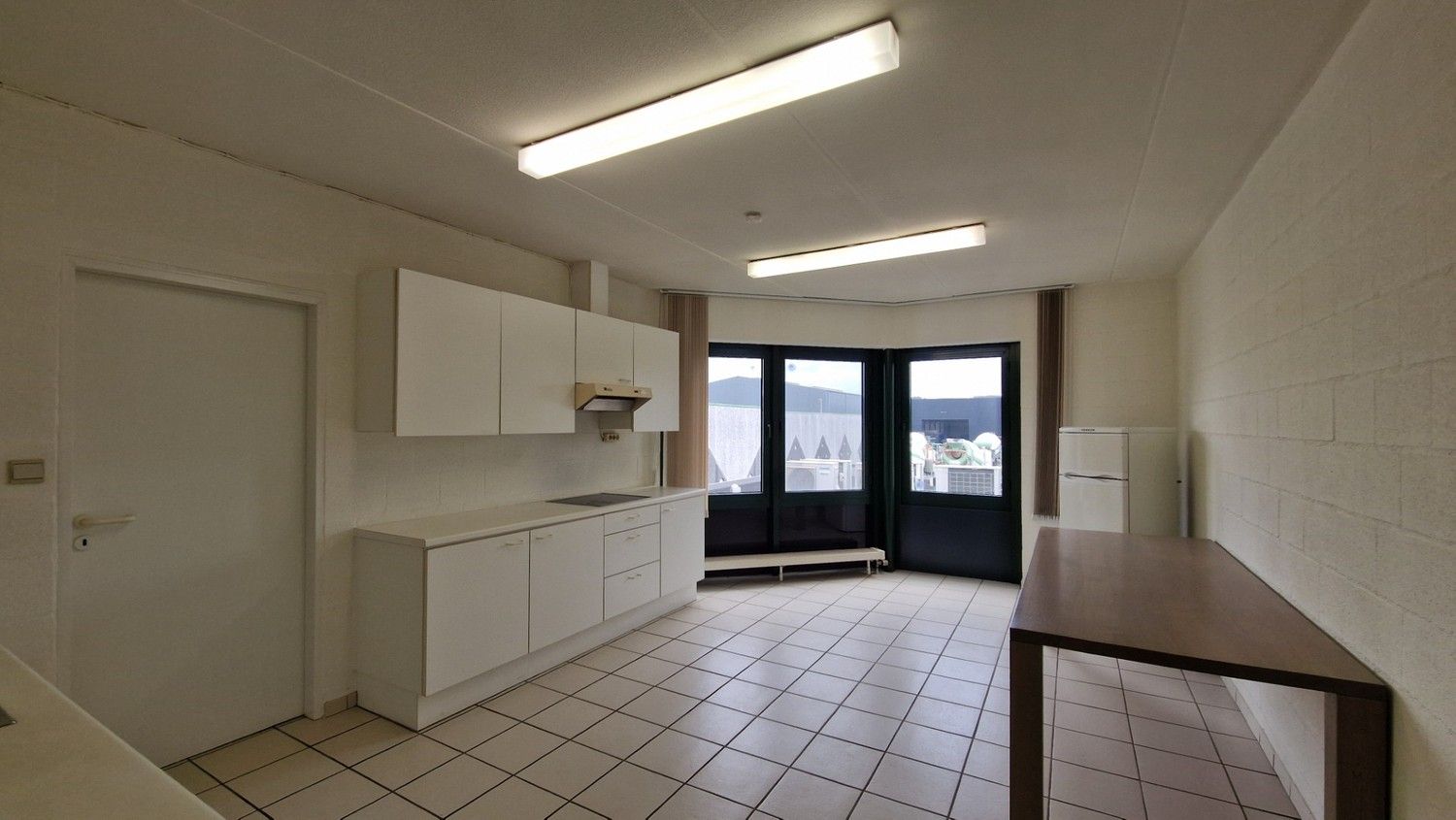 Kantoorruimtes met sanitair, kitchenette en parkeerplaatsen foto 17