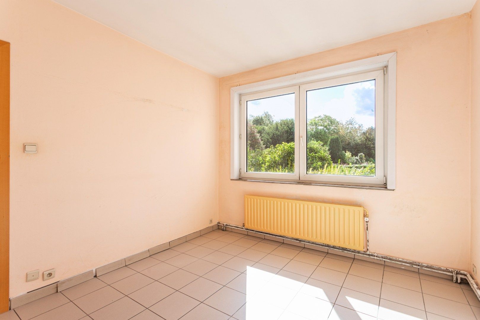 Te renoveren woning met 2 slaapkamers (4 mogelijk), bureau en aangename tuin foto 14