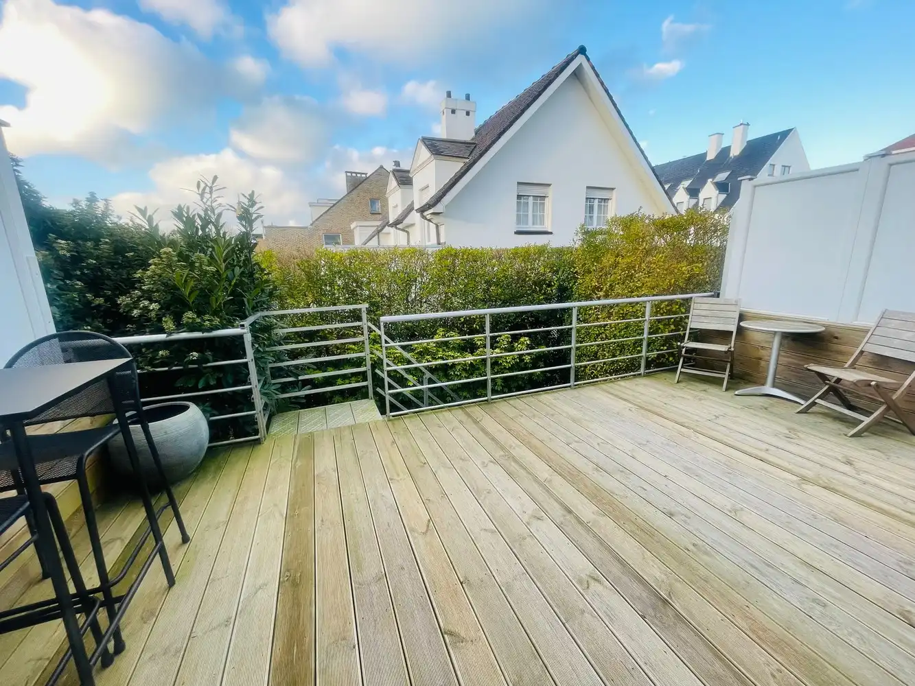 Zeebrugge à 50 mètres de la mer&nbsp; Maison très charmante entièrement rénovée avec 5 chambres à coucher, 3 salles de bains et 3 terrasses. Atout majeur : 2 places de parking et un grand garage. Comprend une allée pour 2 voitures en enfilade, un grand garage, un atelier,un local a vélos, un studio aménagé et un petit jardin orienté au sud. &nbsp;1er étage : superbe séjour, cuisine ouverte aménagée, donnant sur une terrasse. Style Long Island. &nbsp;2e étage : 3 belles chambres, 2 salles de bain. Sous les combles, une 4e chambre. &nbsp;Surface construite de 230 m². Superficie du terrain de 137 m².&nbsp; &nbsp; Magnifique !&nbsp; Parfaitement soigné et entretenu ! foto 5