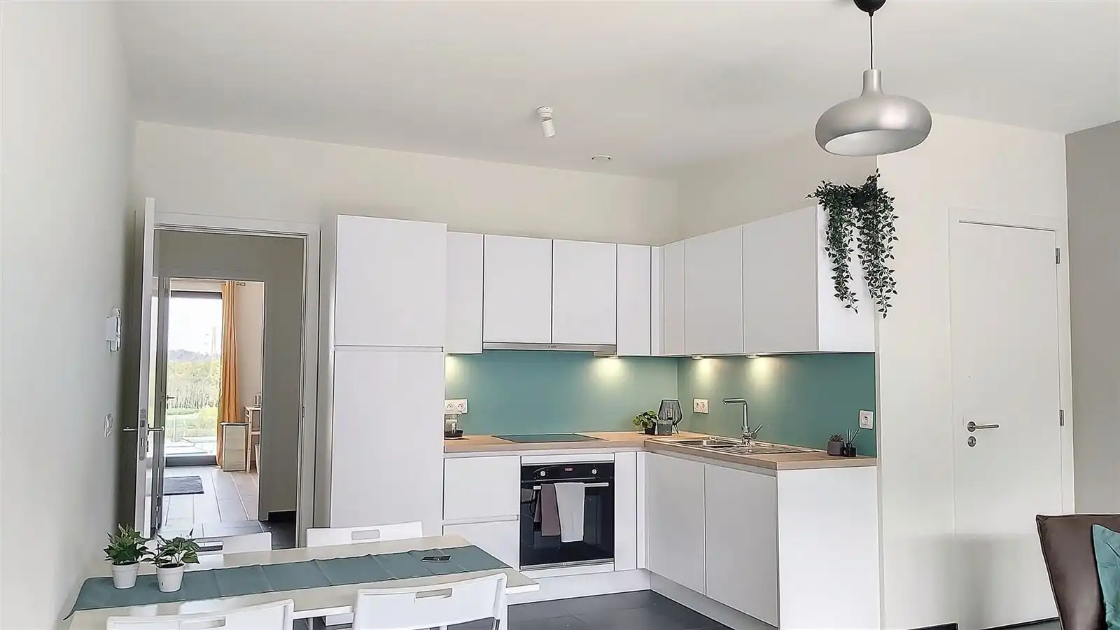 Elegant appartement met 2 slaapkamers, terras en kelder, ideaal gelegen foto 2