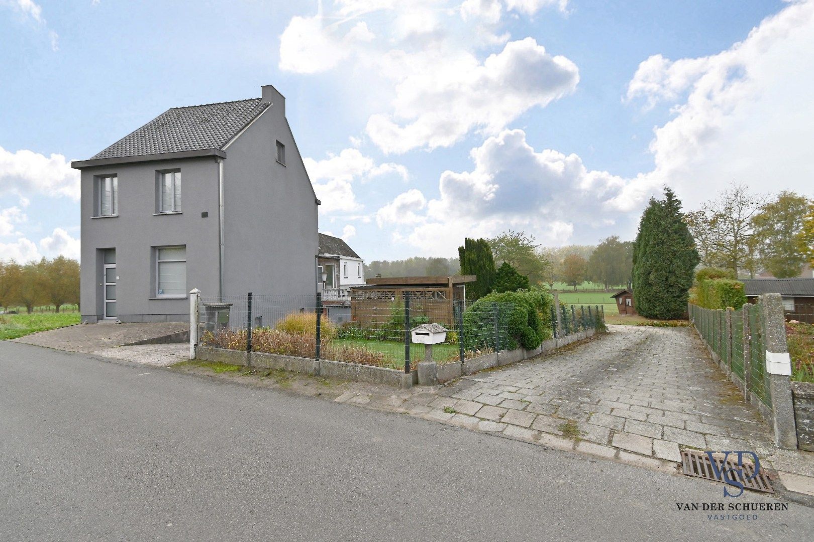 Te renoveren woning met uniek uitzicht op de omliggende akkers foto 27