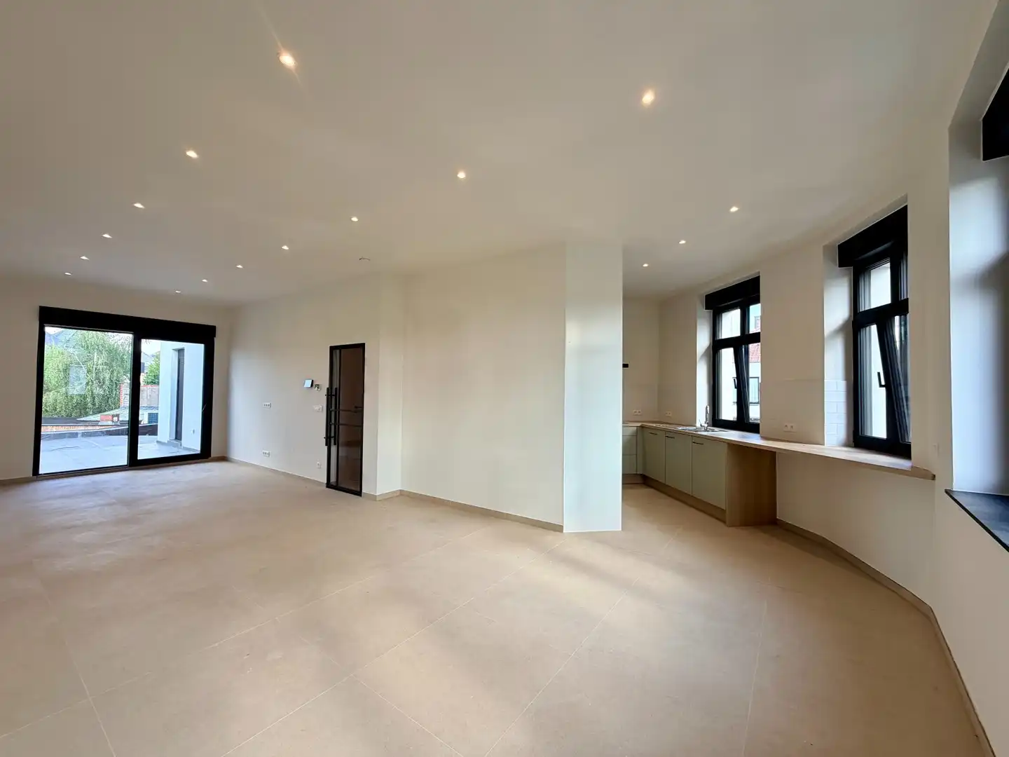 Volledig gerenoveerd 2-slaapkamerappartement met zolder in het hart van Tielt! foto {{pictureIndex}}