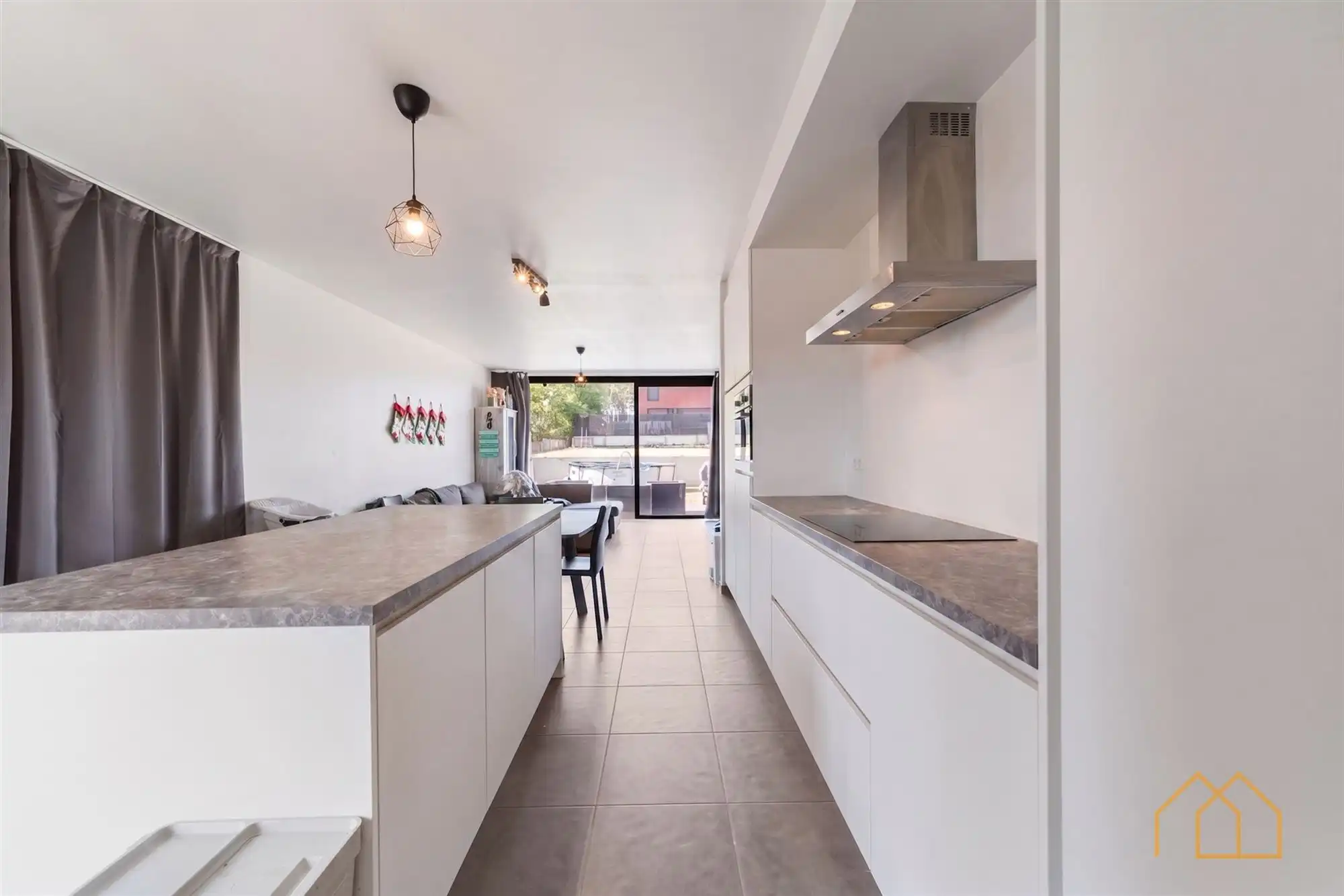 Hedendaagse woning met tuin foto 6