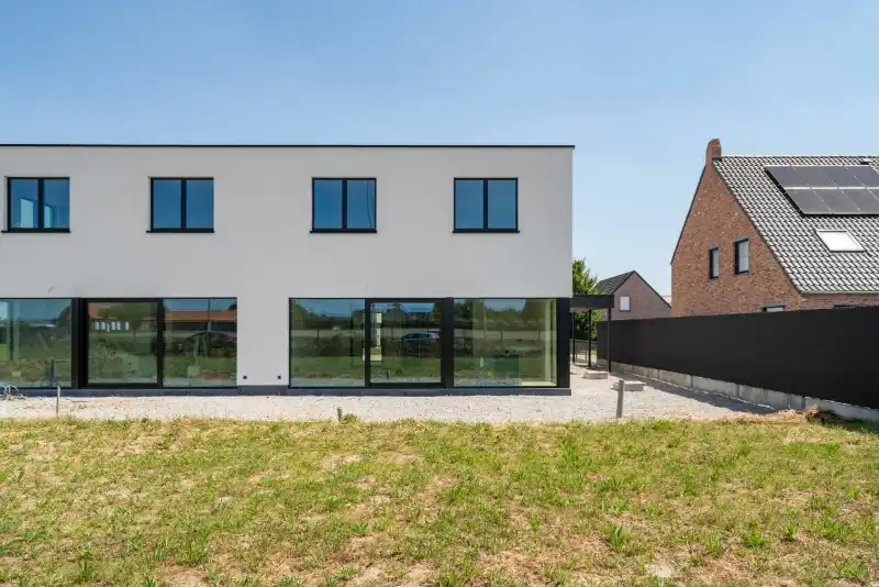 Exclusieve NIEUWBOUW DRIE-GEVELVILLA afgewerkt in duurzame materialen,  3-4 slaapkamers met dressingruimte, domotica en overal massieve eikparket. foto {{pictureIndex}}