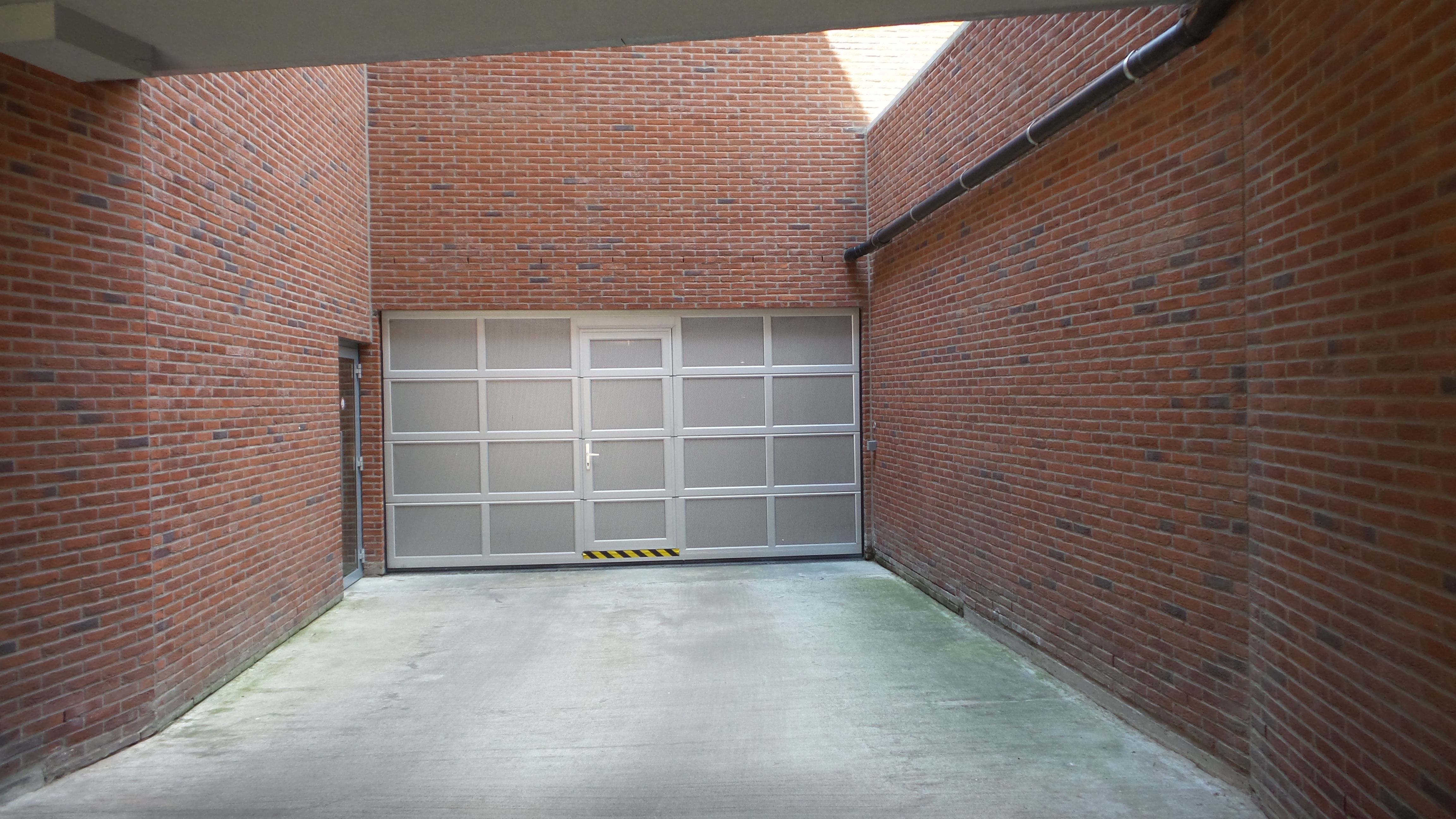 Ondergrondse autostaanplaatsen in het centrum van Diepenbeek, vlakbij Marktplein. foto 2