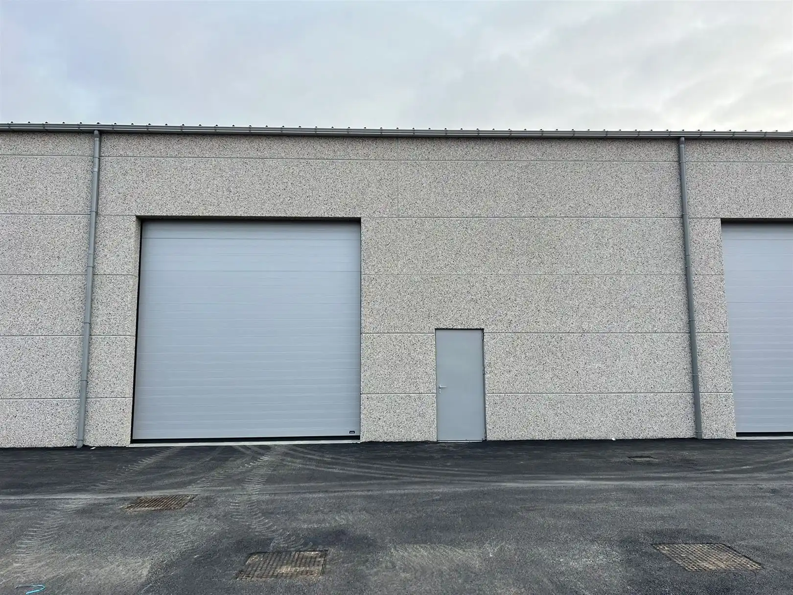 Nieuwbouw KMO units langs de E40 foto {{pictureIndex}}