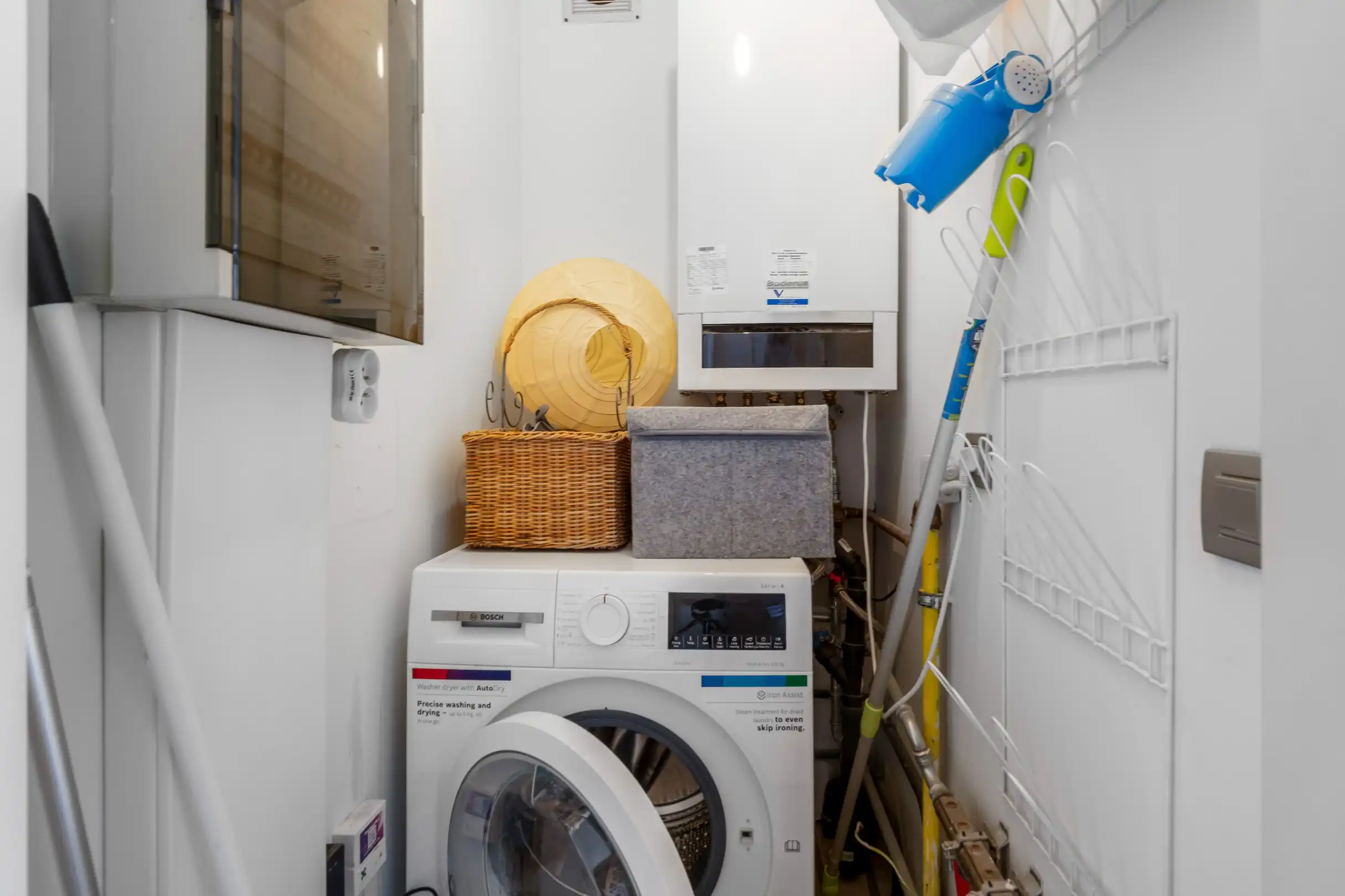 Mooi, instapklaar appartement gelegen vlakbij de Dumortierlaan en de Zeedijk. Inpandige garage te koop ! foto 11