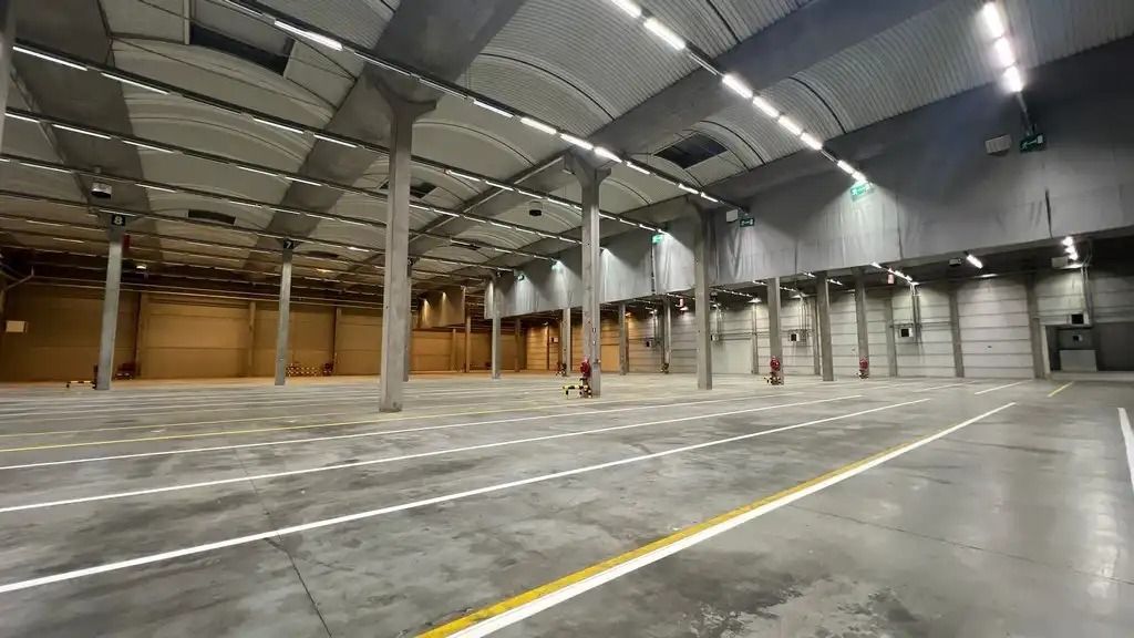 Logistieke loodsen met laadkades vlakbij R42 in Sint-Niklaas foto 2