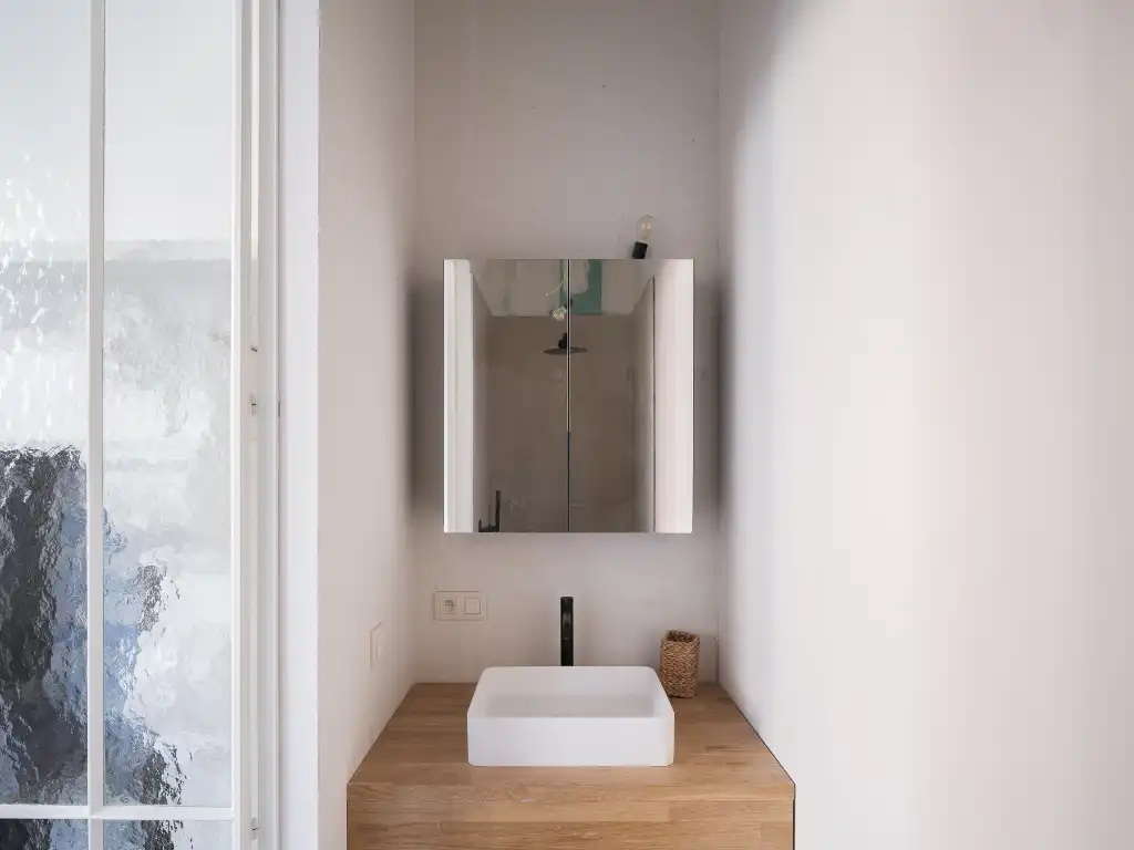 Gerenoveerd tweeslaapkamerappartement met zonnig terras in een voormalige herenwoning, nabij het historisch centrum van Gent. foto 12