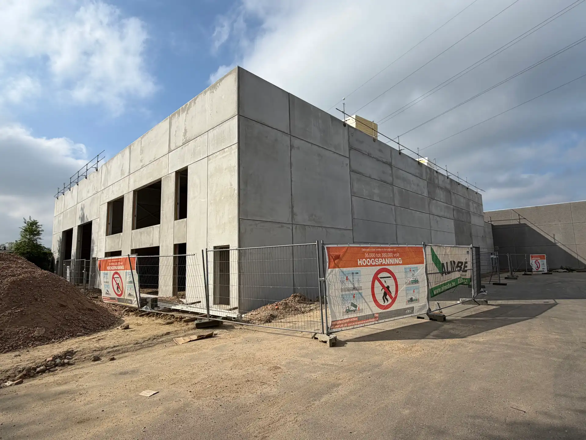 Wommelgem: magazijn 720m² met kantoren 225m² foto {{pictureIndex}}
