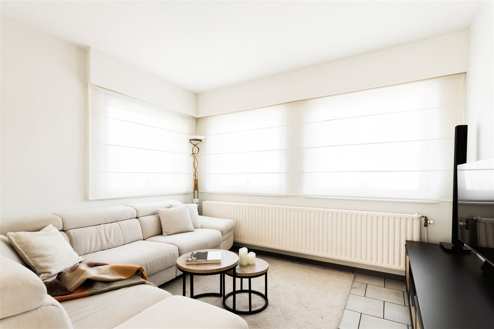 Instapklare woning met zeer grote garage en oprit foto 3