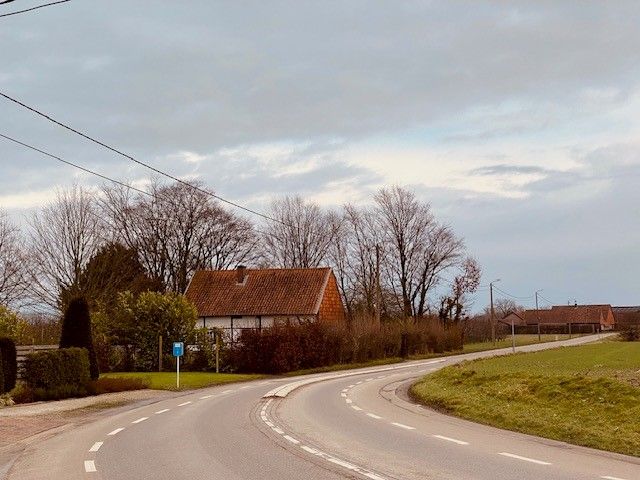 Hoofdfoto van de publicatie: Als monument beschermde vakwerkhoeve met waterput