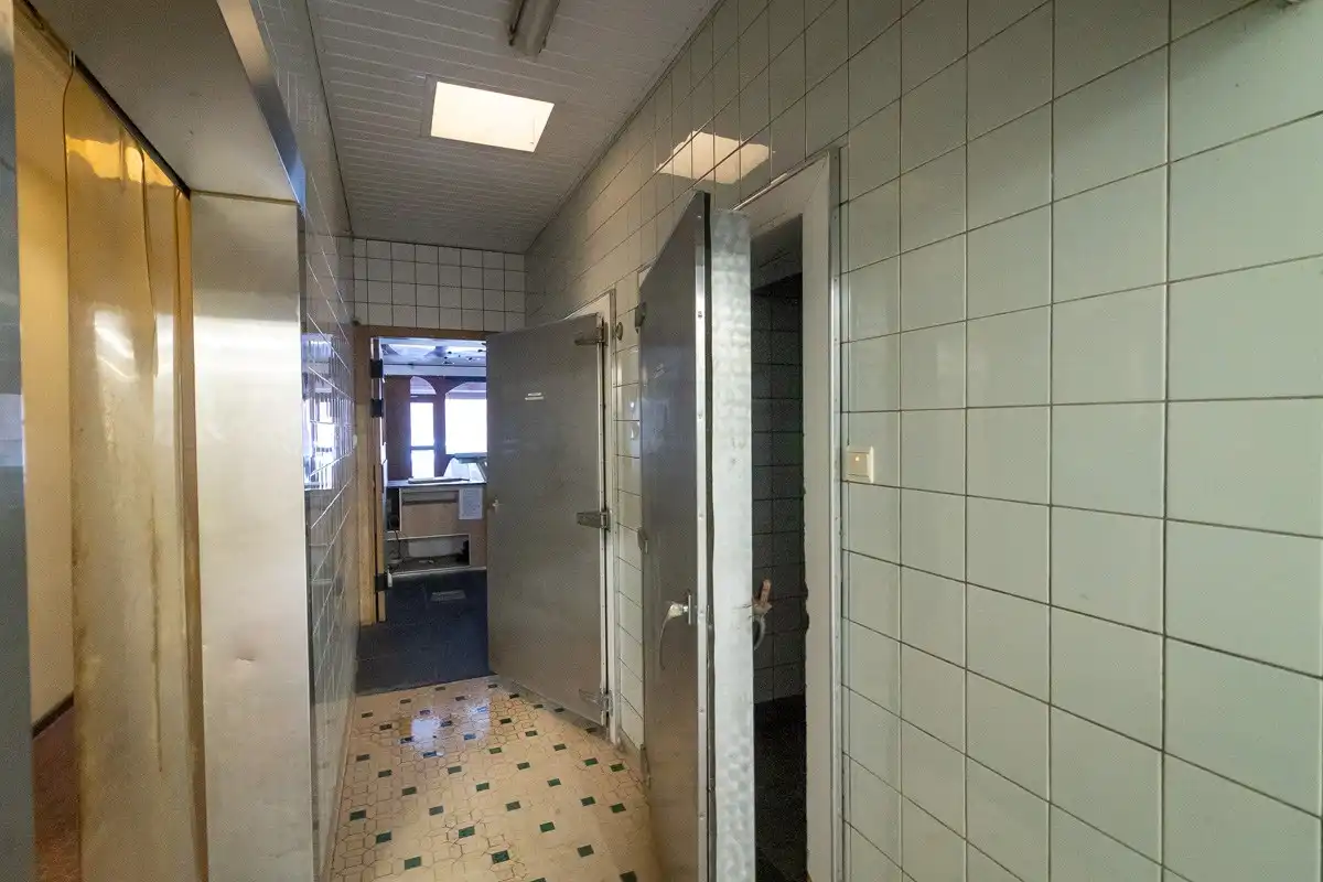Ruime handelspand van 209m² met garage in hartje van Paal  foto 6
