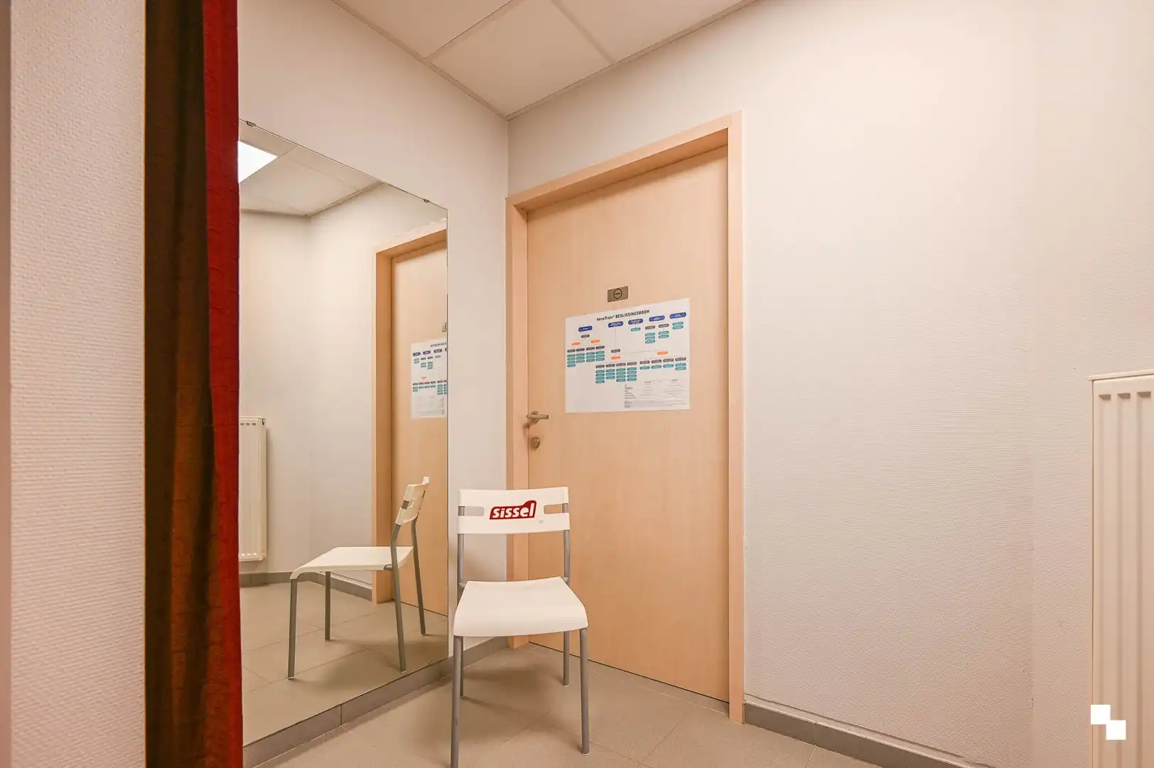 Deels ingerichte handelsruimte op toplocatie te Sint-Andries foto 9
