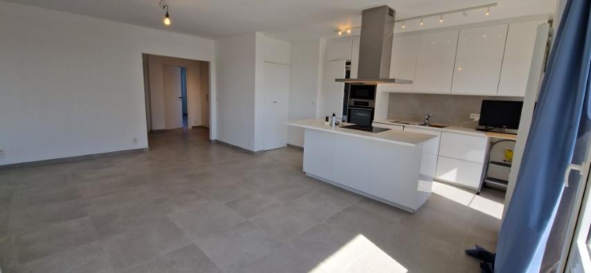 Volledig vernieuwd APPARTEMENT op de 4de verdieping met 2 slaapkamers, ondergrondse kelder en garage in het hoofdgebouw foto {{pictureIndex}}