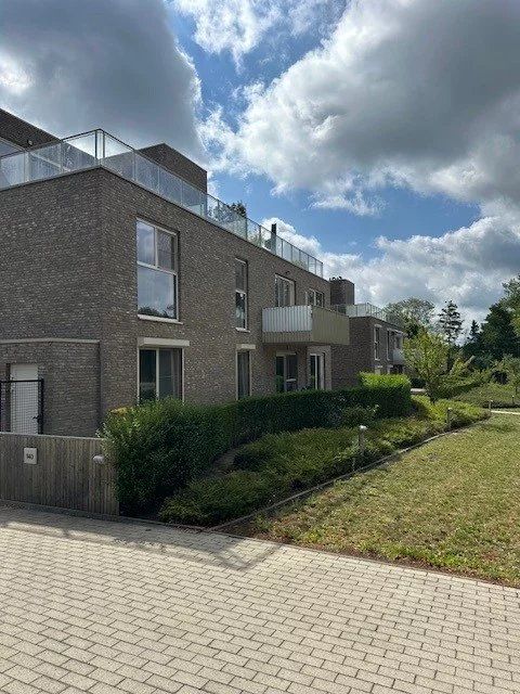 Modern appartement met 2 slaapkamers, terras en 2 ondergrondse staanplaatsen. foto {{pictureIndex}}