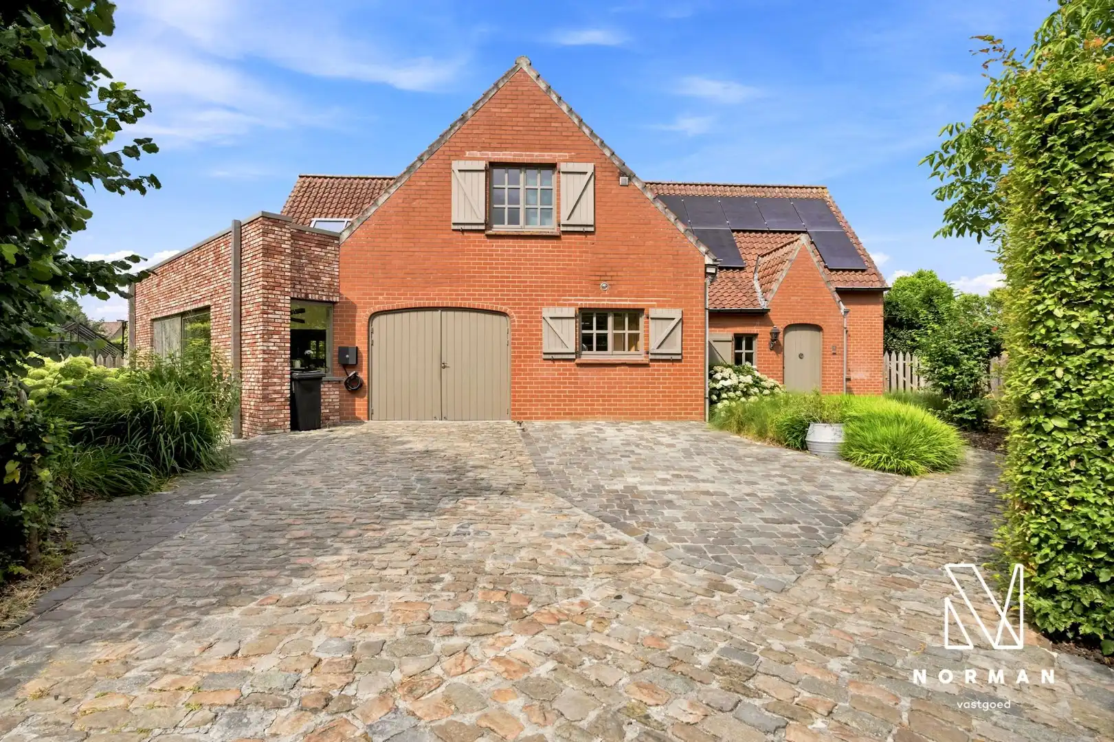 Prachtige, kwalitatief afgewerkte villa te koop in rustige woonwijk te Bavikhove! foto {{pictureIndex}}