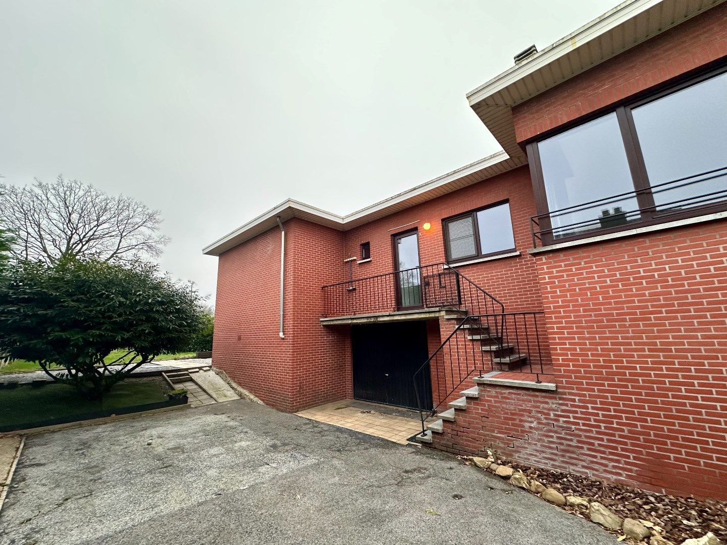 Halfopen woning met ruime tuin foto 25