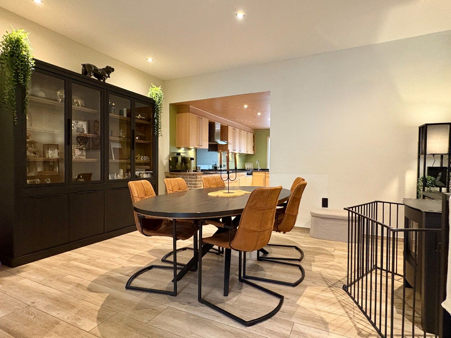 Starterswoning te koop in Roeselare met 2-3 slaapkamers en een ruime  vernieuwde leefruimte.  foto 3