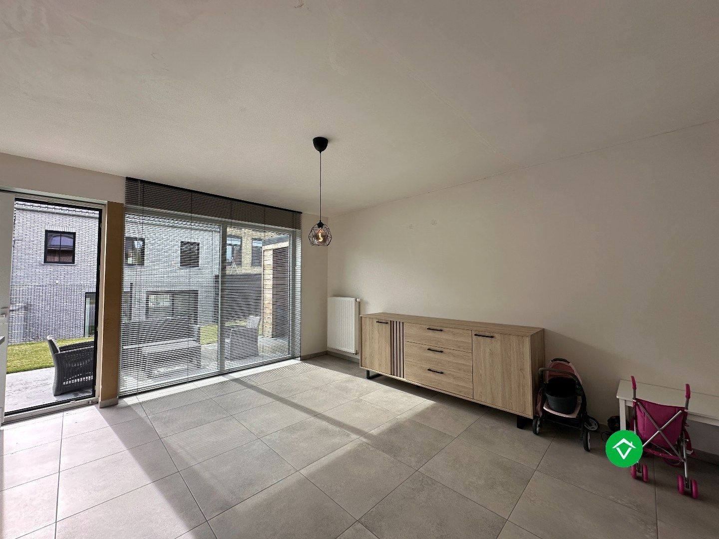 Moderne en lichtrijke nieuwbouwwoning met drie slaapkamers te Handzame (Kortemark) foto 4