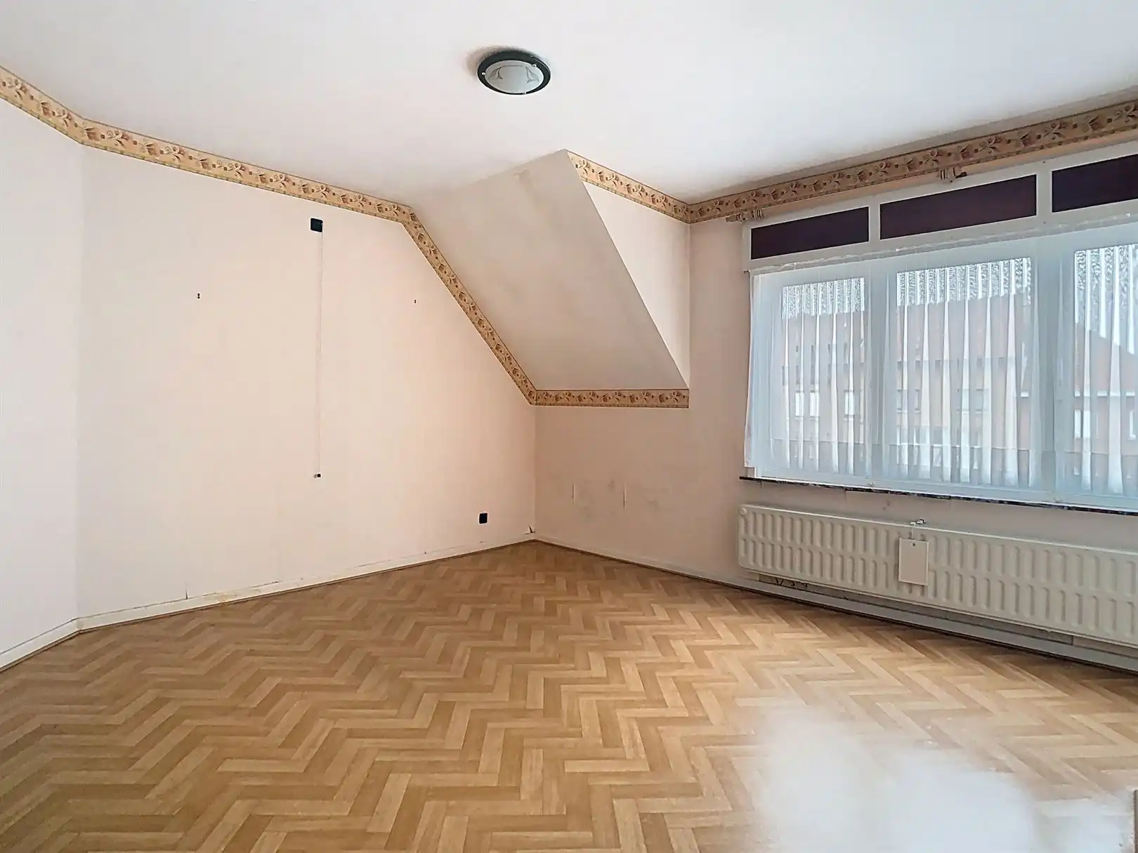 Mooi te renoveren 3-gevel woning!! foto 9