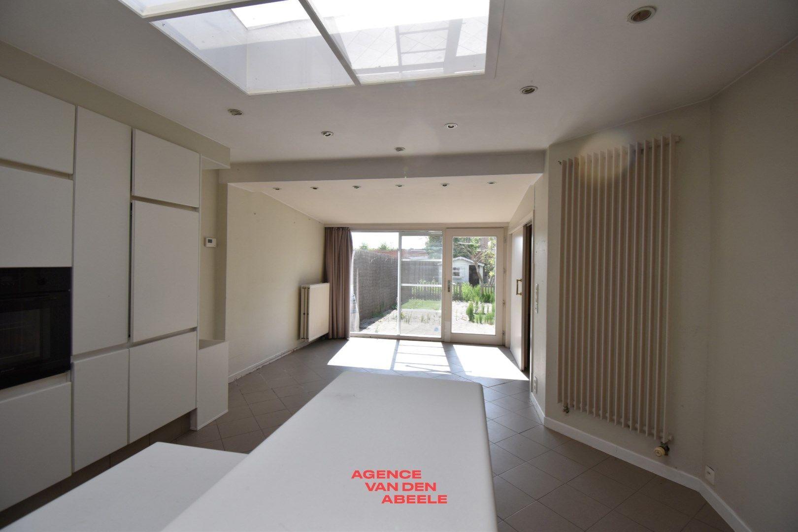 Commercieel gelegen woning met 4 slaapkamers en tuin foto 14