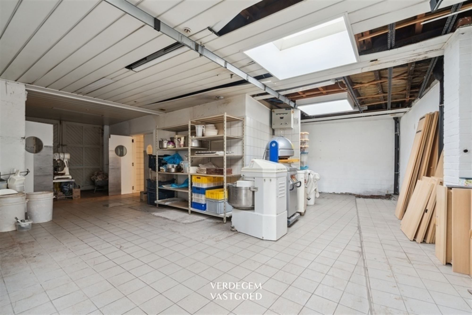 Centraal gelegen pand met praktijkruimte, kantoor of winkel van 225m² + appartement + tuin met studio foto 10