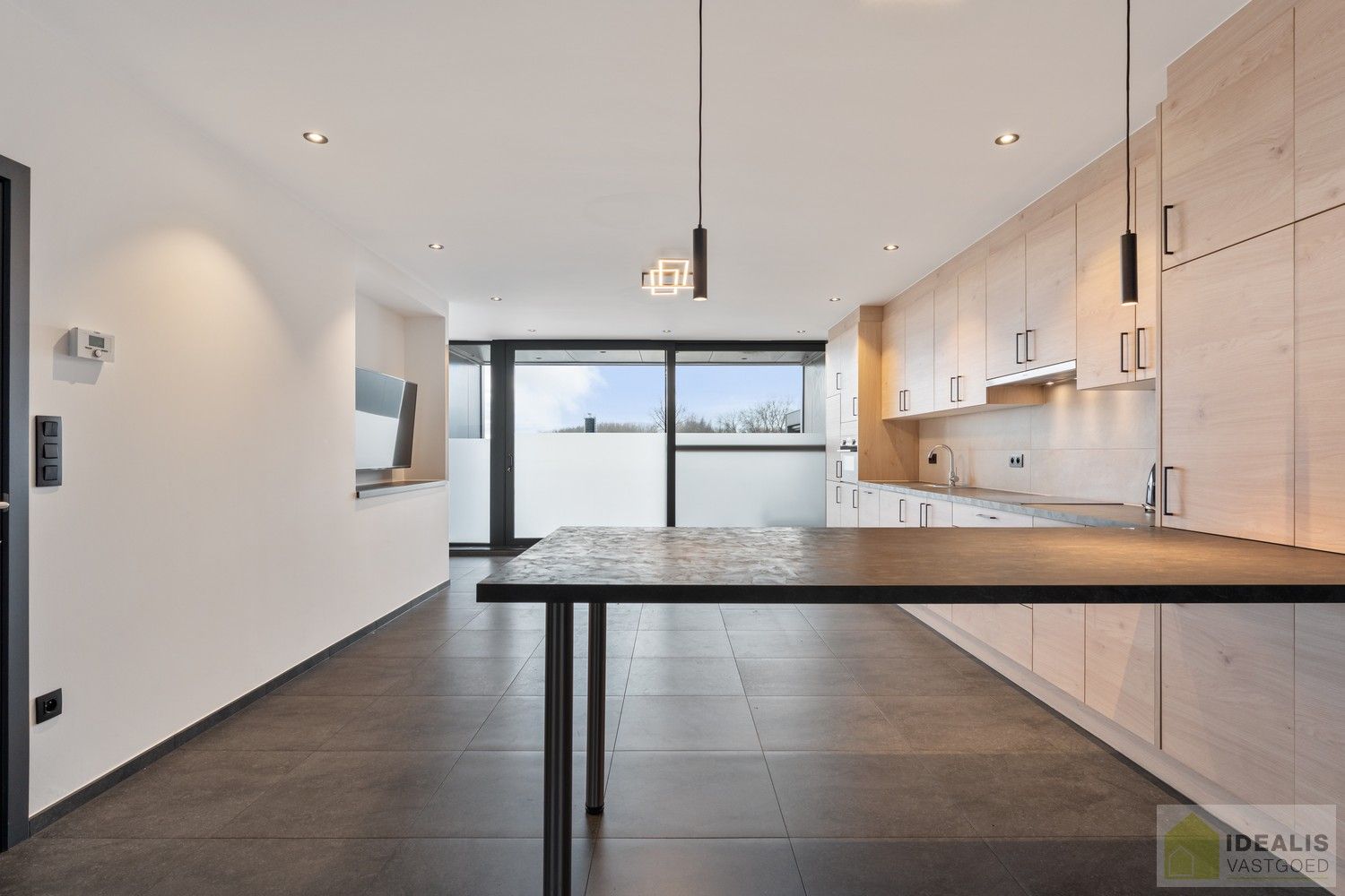 INSTAPKLAAR APPARTEMENT MET MAGAZIJN/KANTOOR OP BEDRIJVENTERREIN DE RIETKOLK!! Dit instapklare pand bestaat uit een hal/opslag van +-100m², met bureel/keuken en een aparte inkom voor het woongedeelte. Het appartement omvat een ruime woonkamer met uitgeruste keuken, 2 slaapkamers, badkamer, bergruimte en waskamer. Het pand leent zich perfect als kantoorlocatie met opslag in combinatie met wonen. foto 12