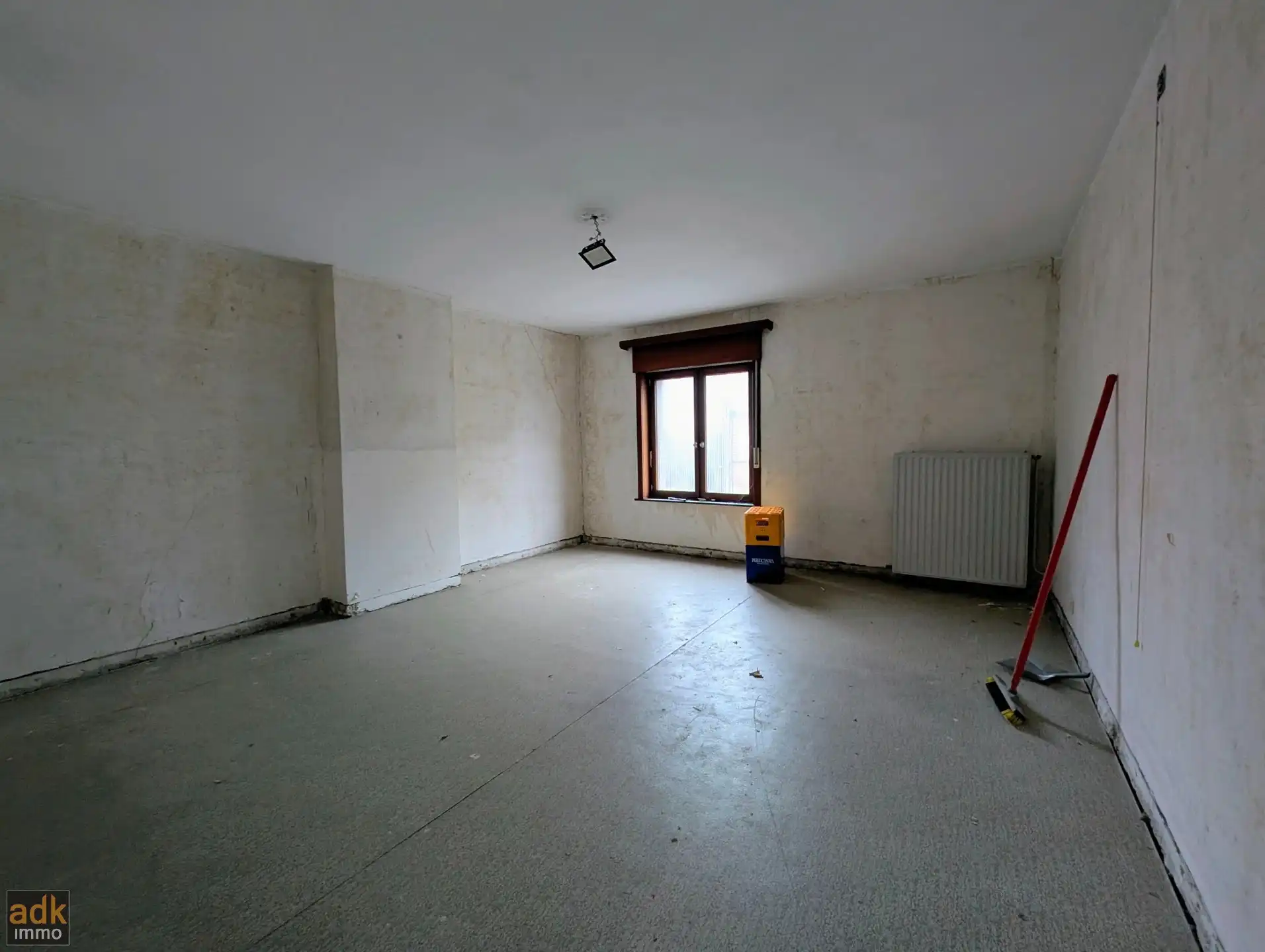 Ruime te renoveren woning met 4 slaapkamers, tuin en garage in Adinkerke te koop. foto 15