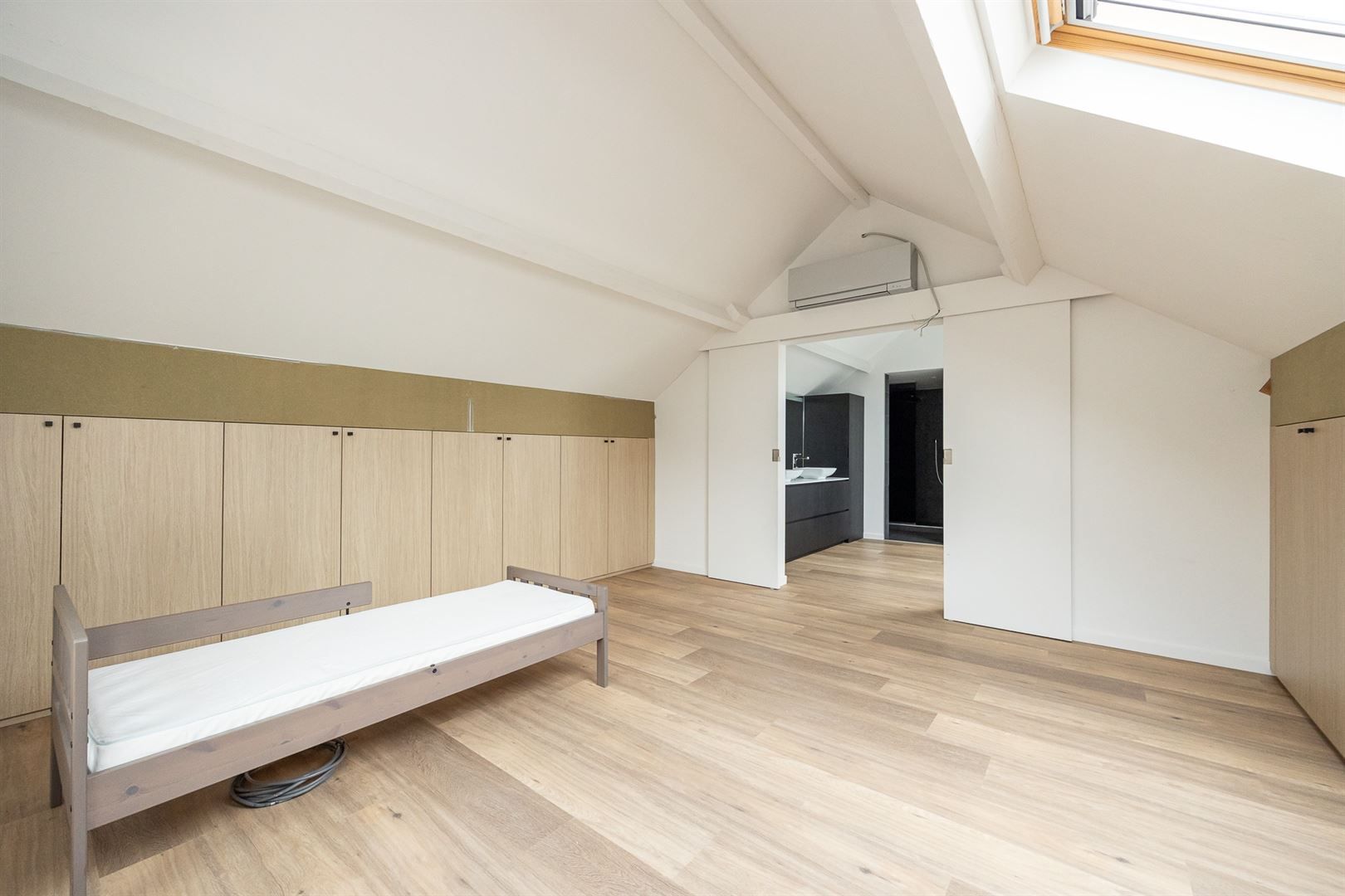 Ruime en sfeervolle OB te Heist-centrum! foto 22