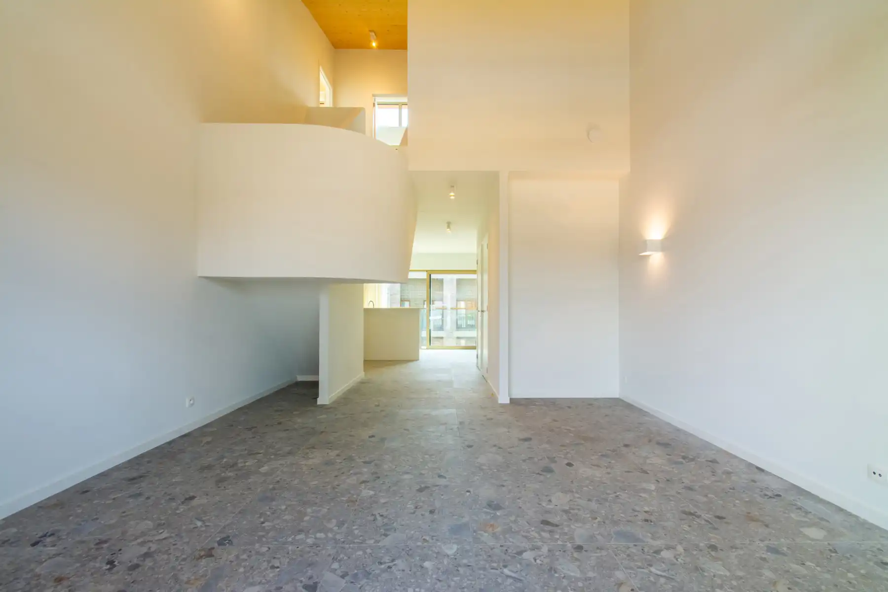 Prachtige penthouse 2 kamer appartement met groot terras foto {{pictureIndex}}