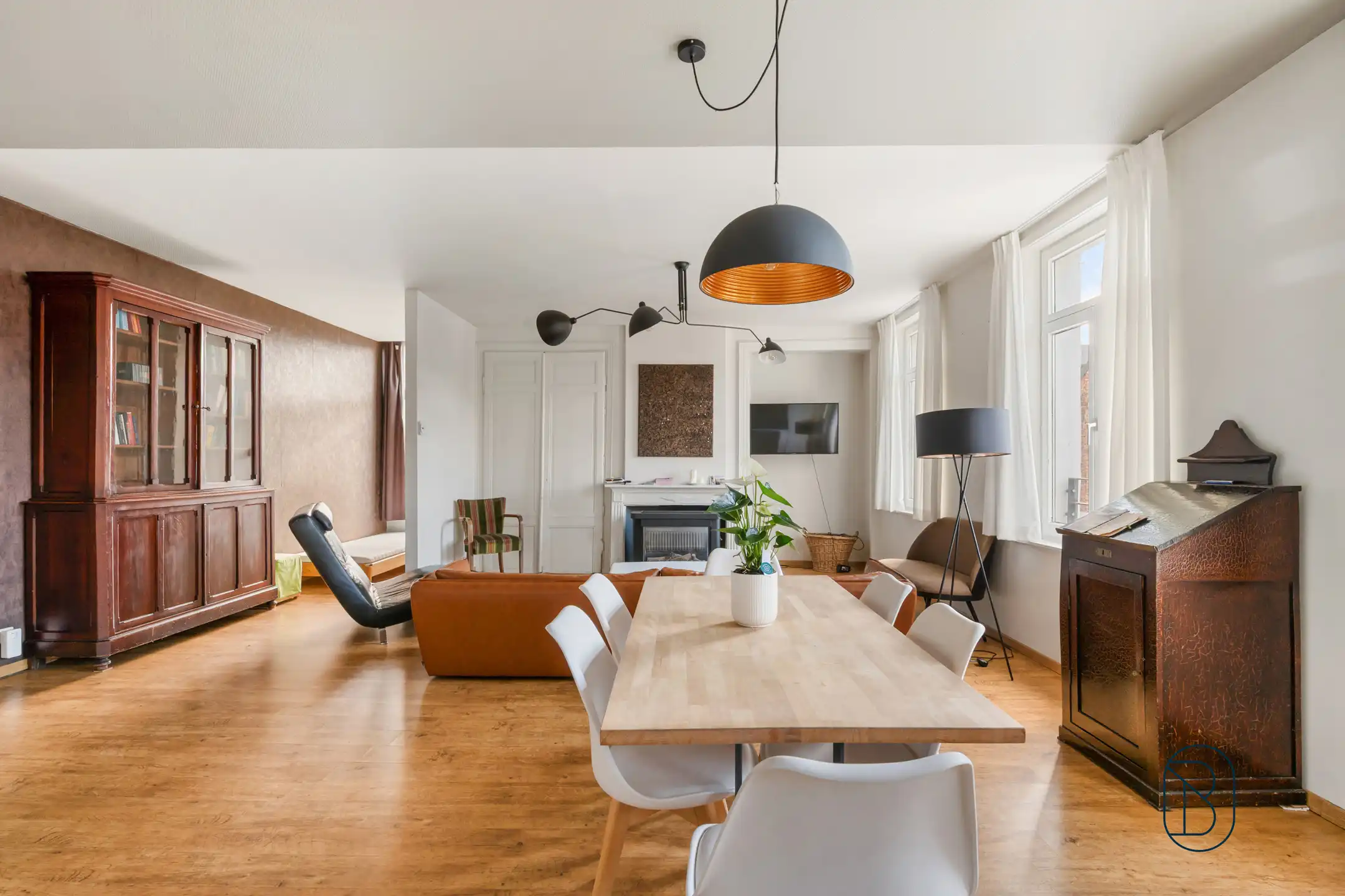 Handelspand + 2 gerenoveerde appartementen hartje Kortrijk foto 4
