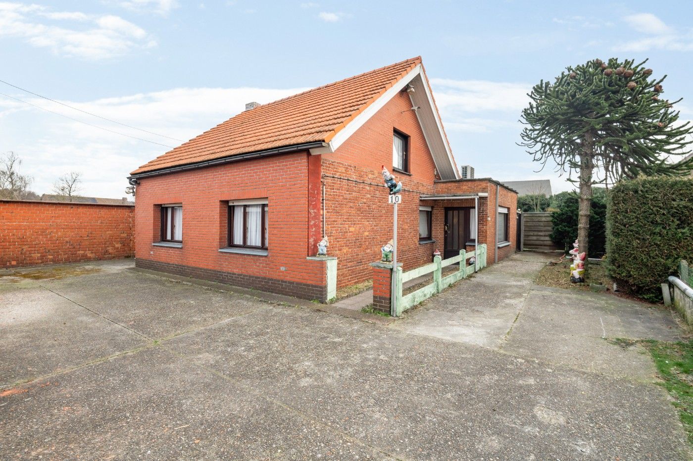 Te renoveren vrijstaande woning met 2 slpk., garage en tuin foto 1