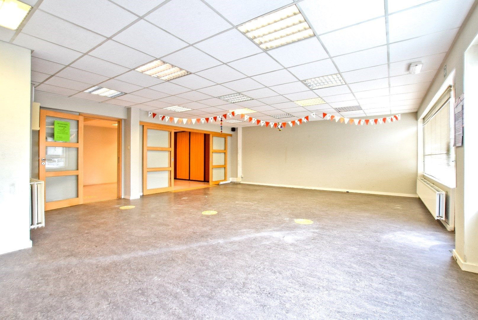 Centraal gelegen handelsruimte (148 m²) in centrum Diksmuide! foto 3