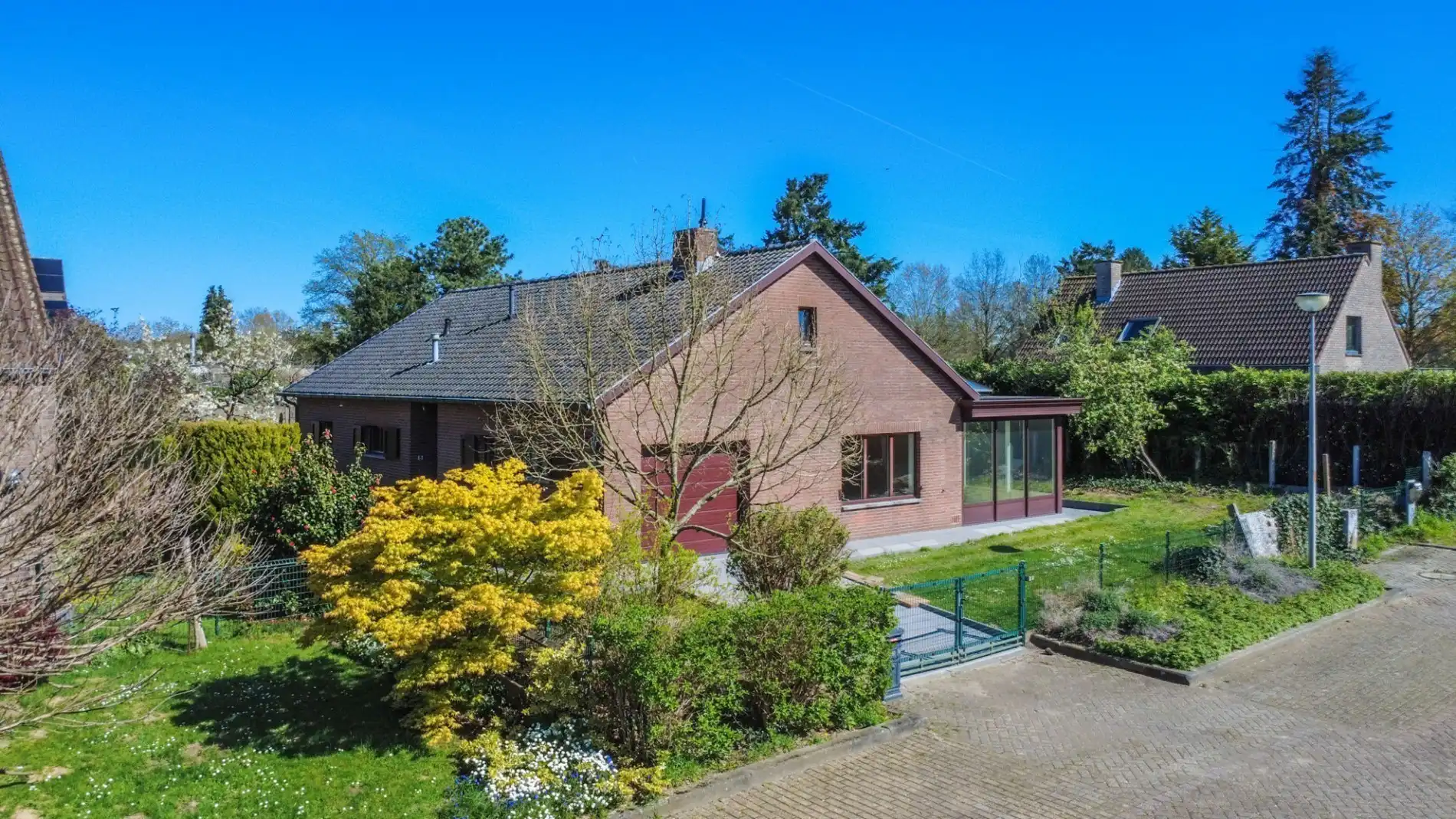 Een ruime (250m²) villa gelegen op woonerf!! foto 2